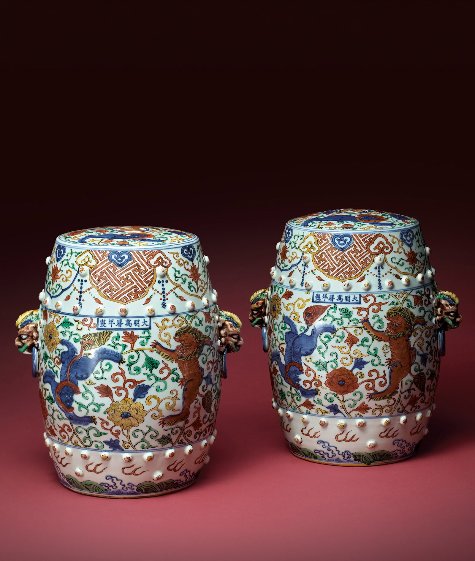 Pair Wucai Lion and Floral Drum Stools, Wanli M&P (1 of 6)