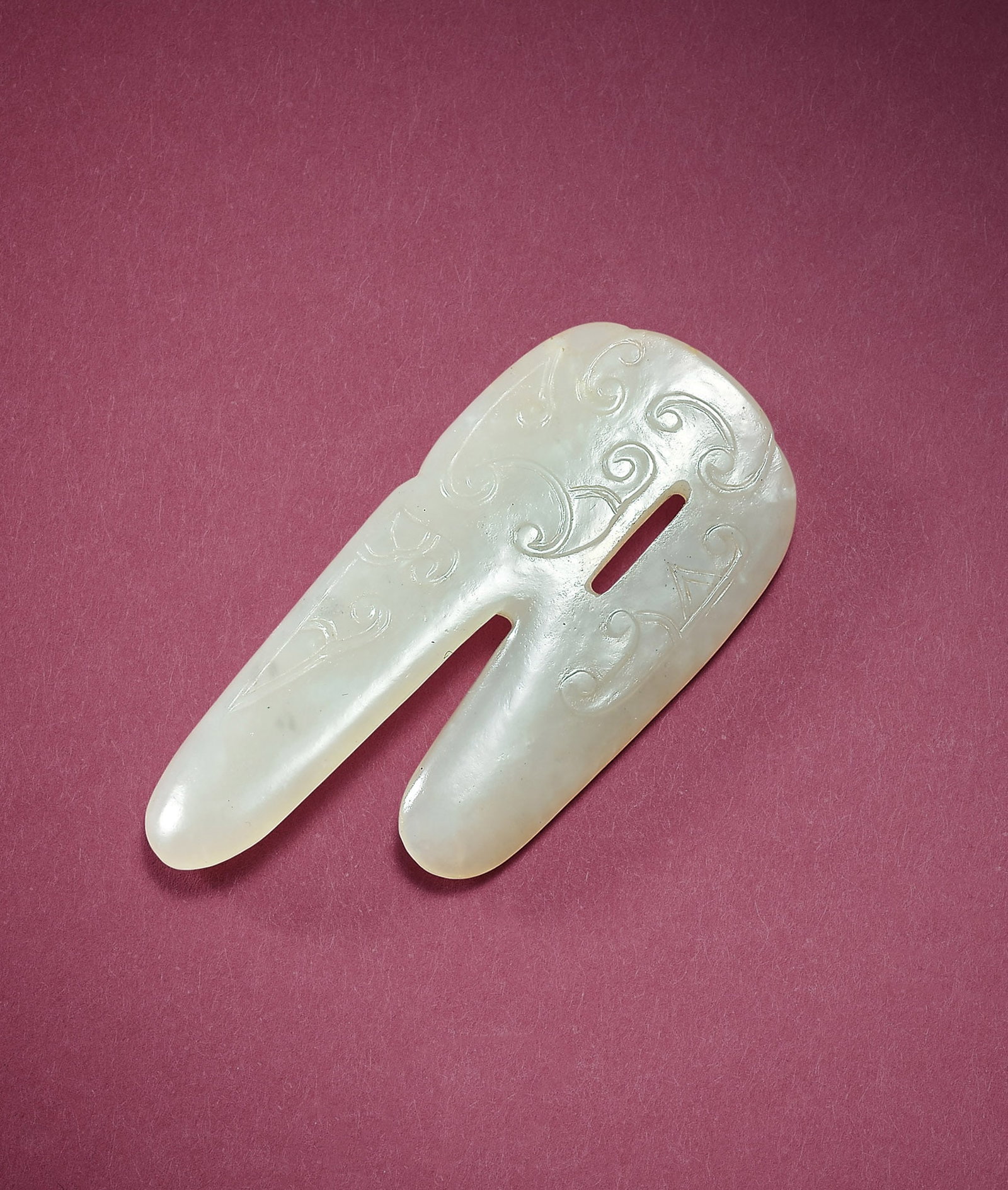Inscribed White Jade 'Dragon' Scroll Clasp, Qianlong (1 of 2)