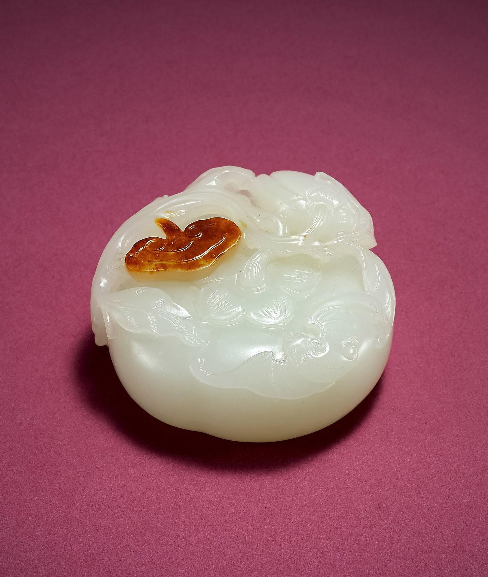 White and Russet Jade 'Persimmon' Paperweight, Qing: 203 清 白玉柿柿如意紙鎮 L5.5cm 白玉質，潤澤凝光，皎潔含華，