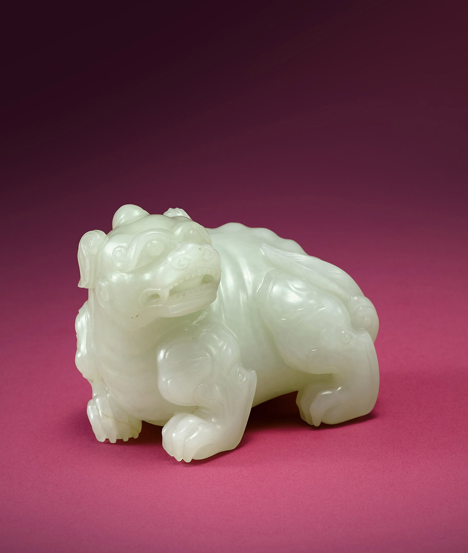 Superb White Jade Mythical Beast, 18th C.: 212 十八世紀 白玉瑞獸 L11.5cm 瑞獸以整塊白玉圓雕而成，質地凝&#