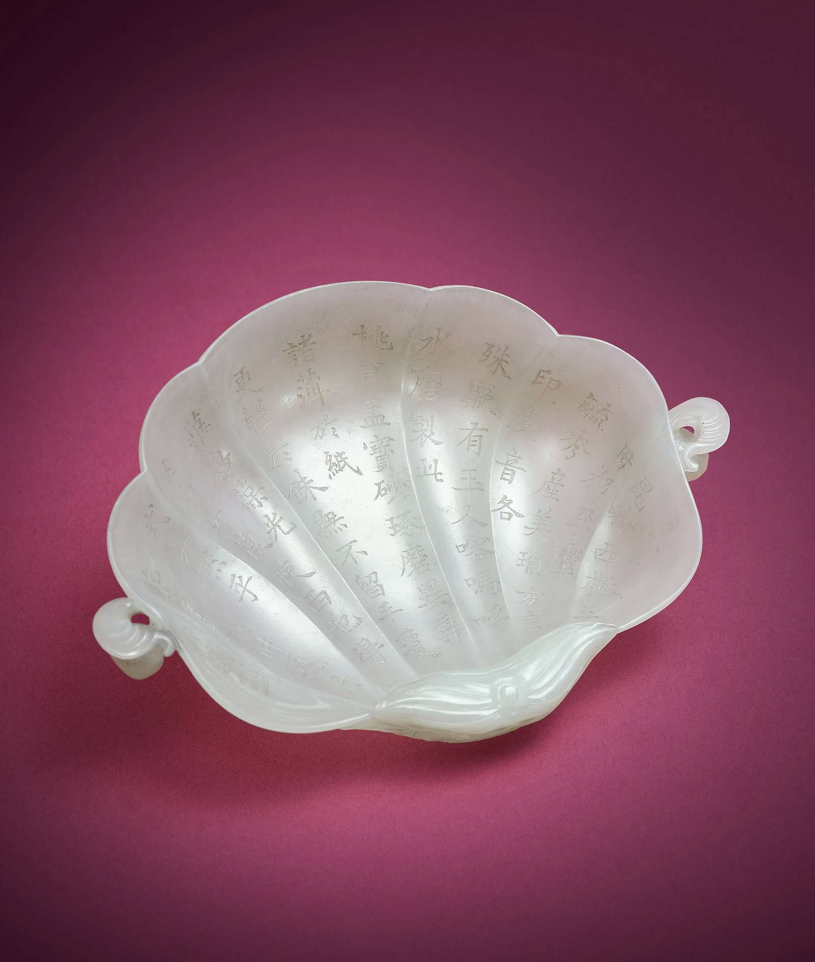 White Jade Mughal-Style Brush Washer, Qianlong Period: 217 清乾隆 白玉御題詩痕都斯坦蚌式洗 L11.3cm 御題詩：昆崘西極&#