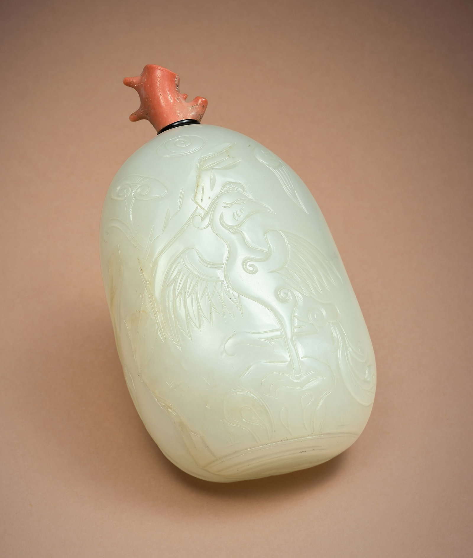 White Jade 'Phoenix' Snuff Bottle, Qing Dynasty: 301 清 白玉丹鳳朝陽圖鼻煙壺 H8cm 來源：Gary Kuo 收藏 白玉質，皎潔