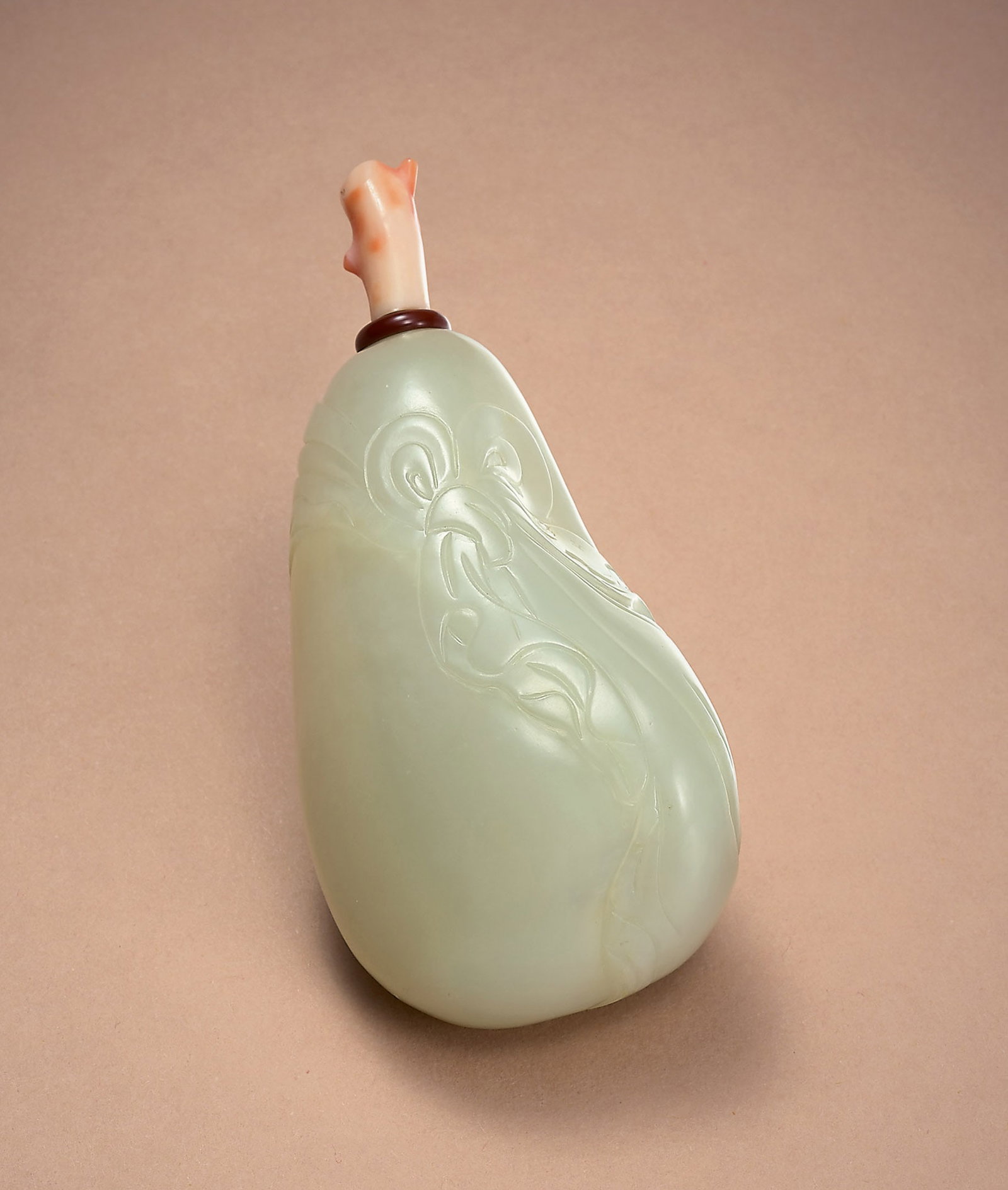 White Jade Pouch-Shaped Snuff Bottle, Qing: 303 清 白玉袱繫紋鼻煙壺 H7cm 來源：Gary Kuo 收藏 白玉質，色澤細膩