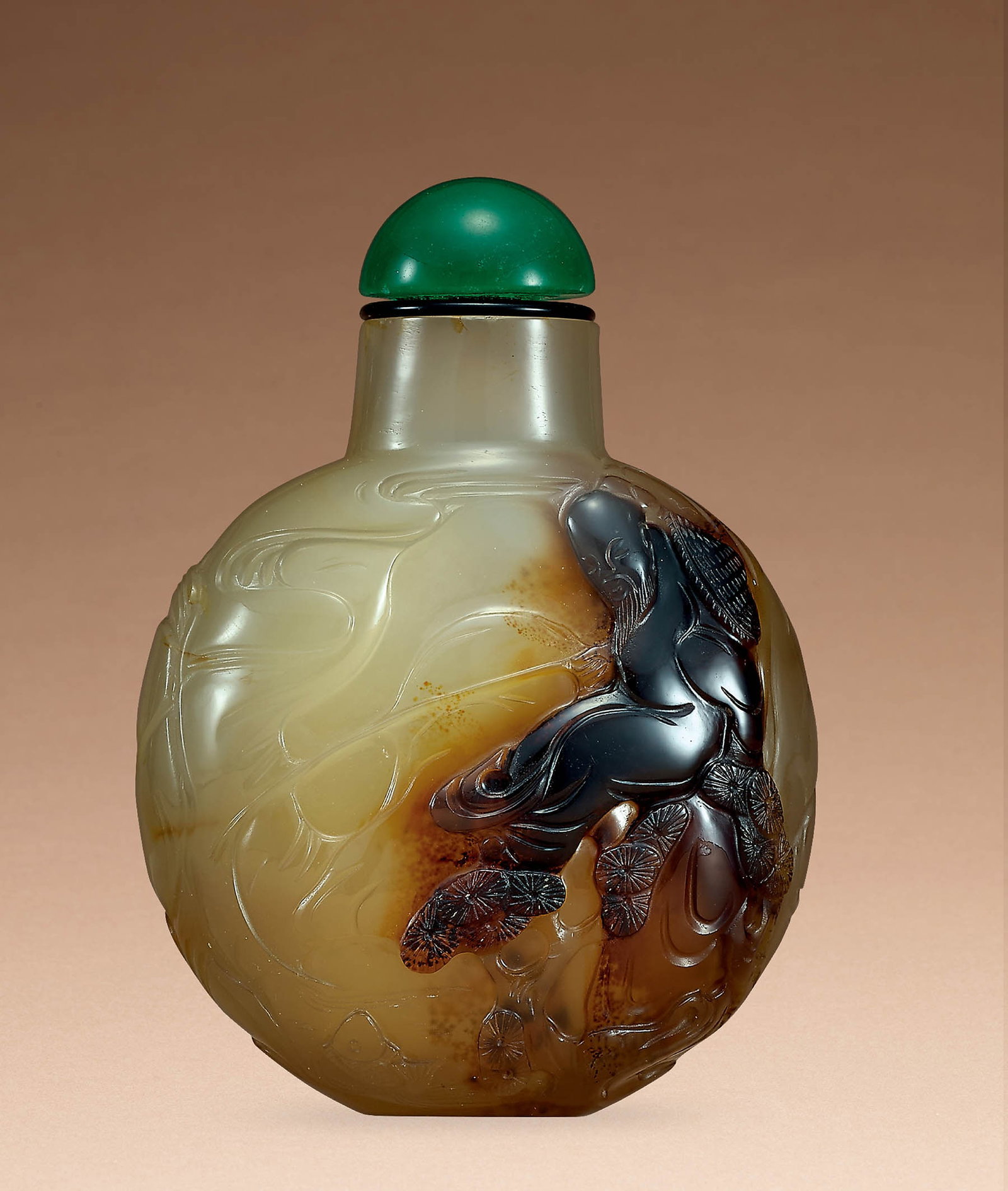 Suzhou Agate 'Fishing' Snuff Bottle, Qing (1 of 3)