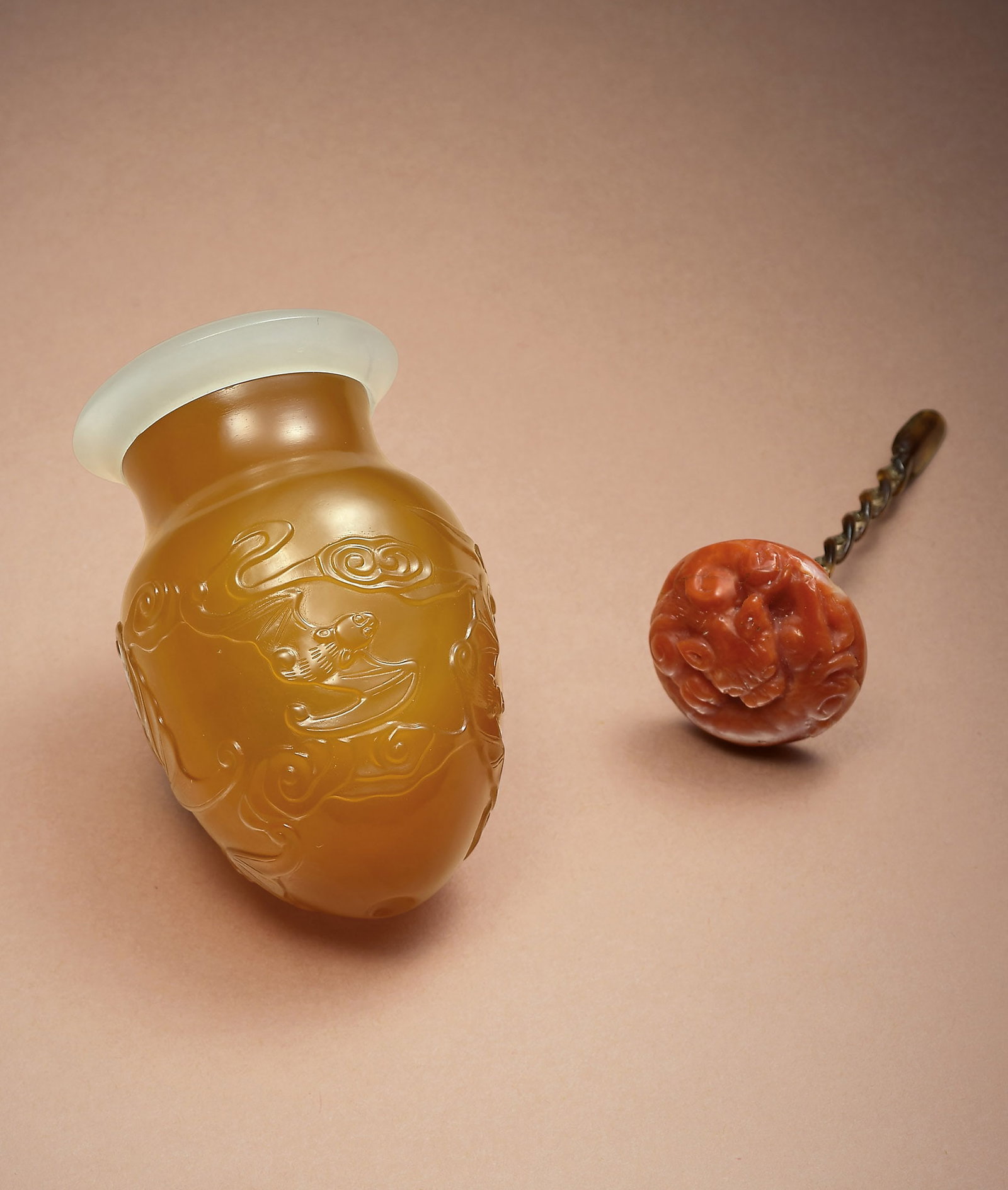 Agate 'Bat' Plectrum Snuff Bottle, Qing Dynasty: 312 清 瑪瑙五福臨門蟈蟈葫蘆形鼻煙壺 壺內底「乾」款 H5.2cm 來&#