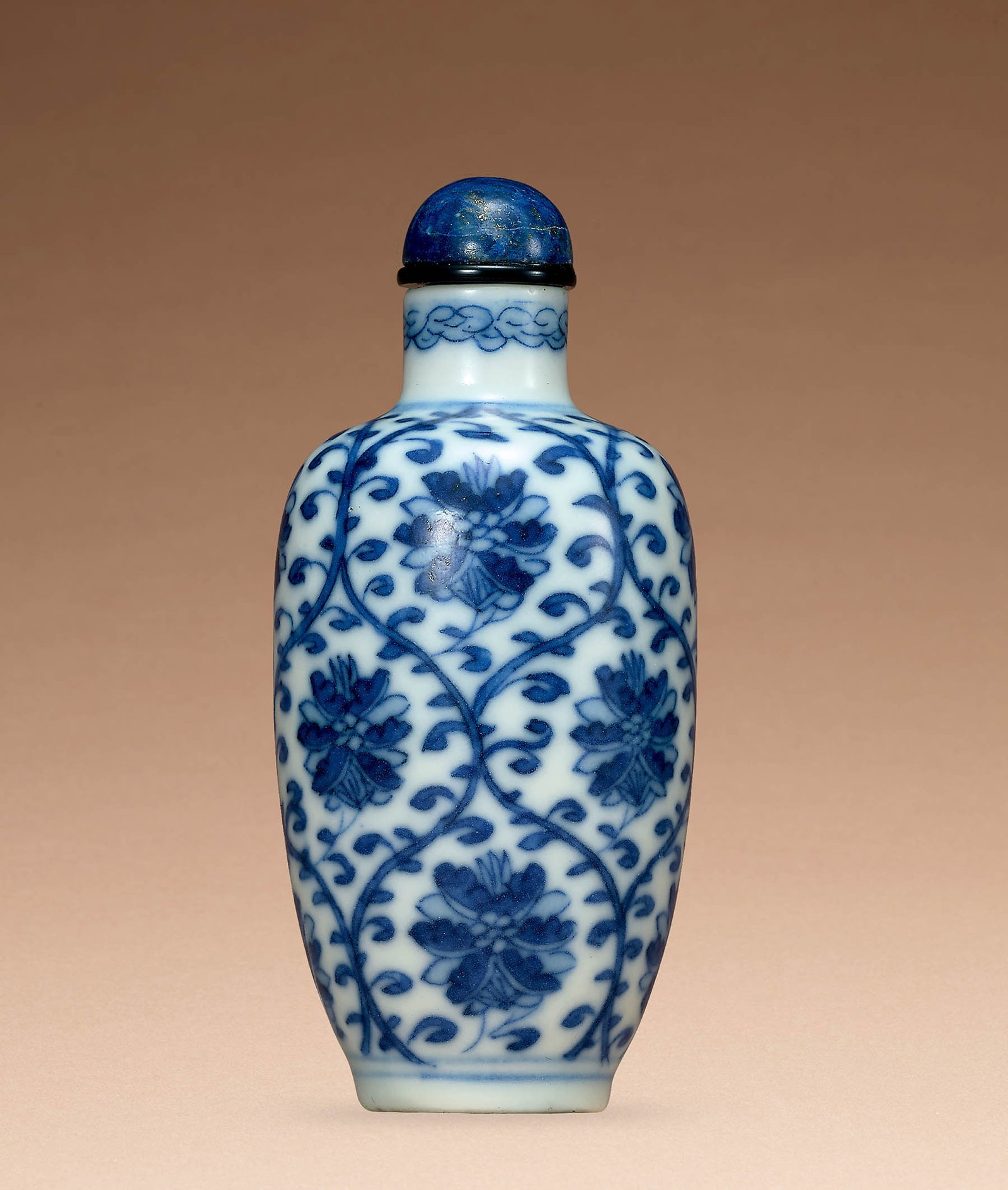 Blue & White 'Lotus' Snuff Bottle, Daoguang M&P: 316 清道光 青花纏枝蓮紋鼻煙壺 「道光年製」款 H6.8cm 來源：怡&#