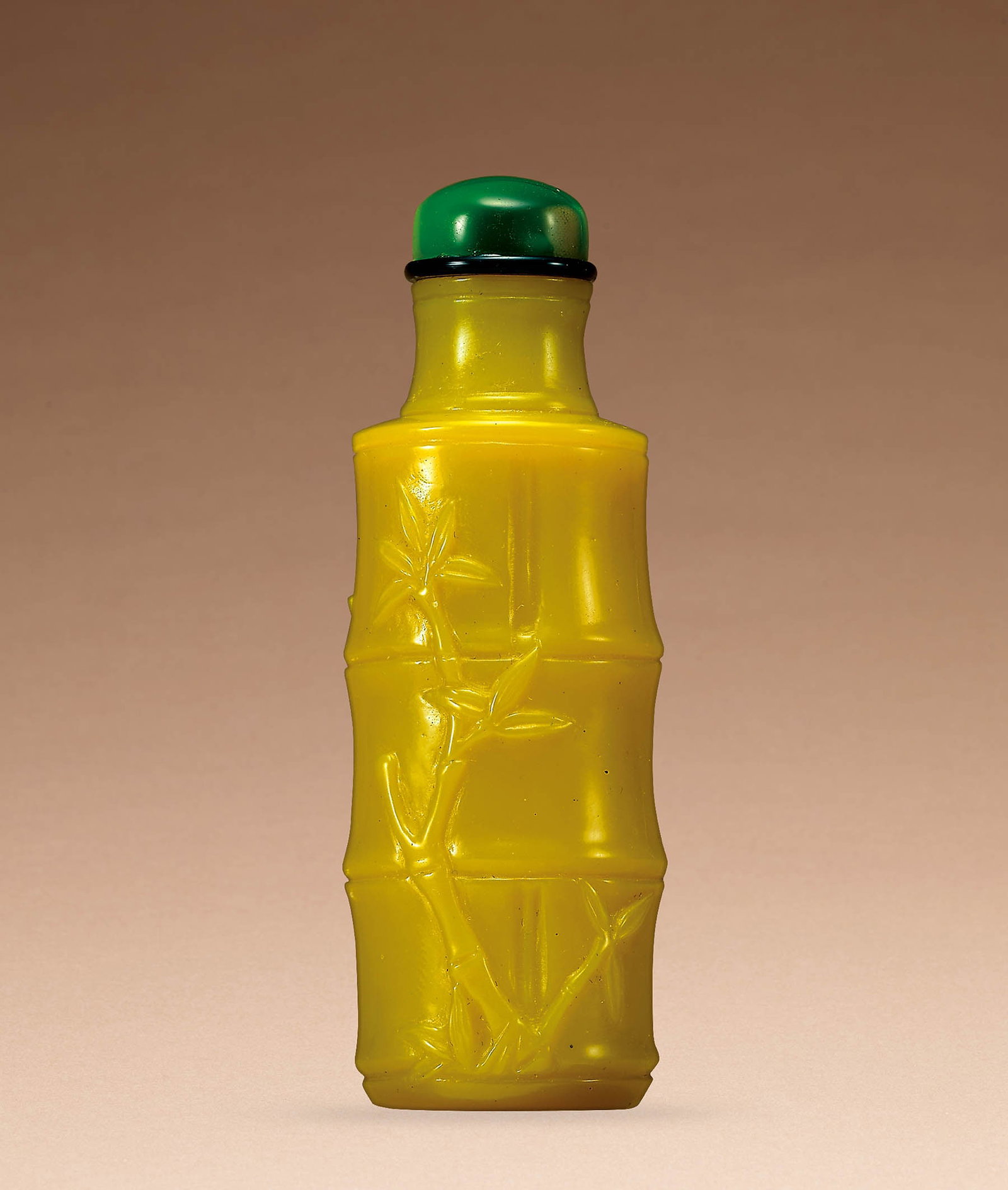 Yellow Glass Bamboo-Shaped Snuff Bottle, Qing Dynasty: 319 清 黃色玻璃竹節式鼻煙壺 H6cm 來源：Gary Kuo 收藏 煙壺以黃色玻