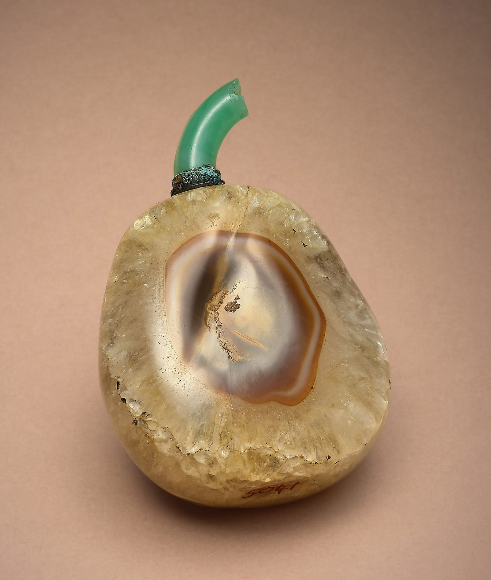 Rock Crystal and Agate Snuff Bottle, Qing Dynasty: 326 清 水晶瑪瑙鼻煙壺 H5cm 來源：Alex S. Cussons收藏 香港蘇富比1995年5月3日