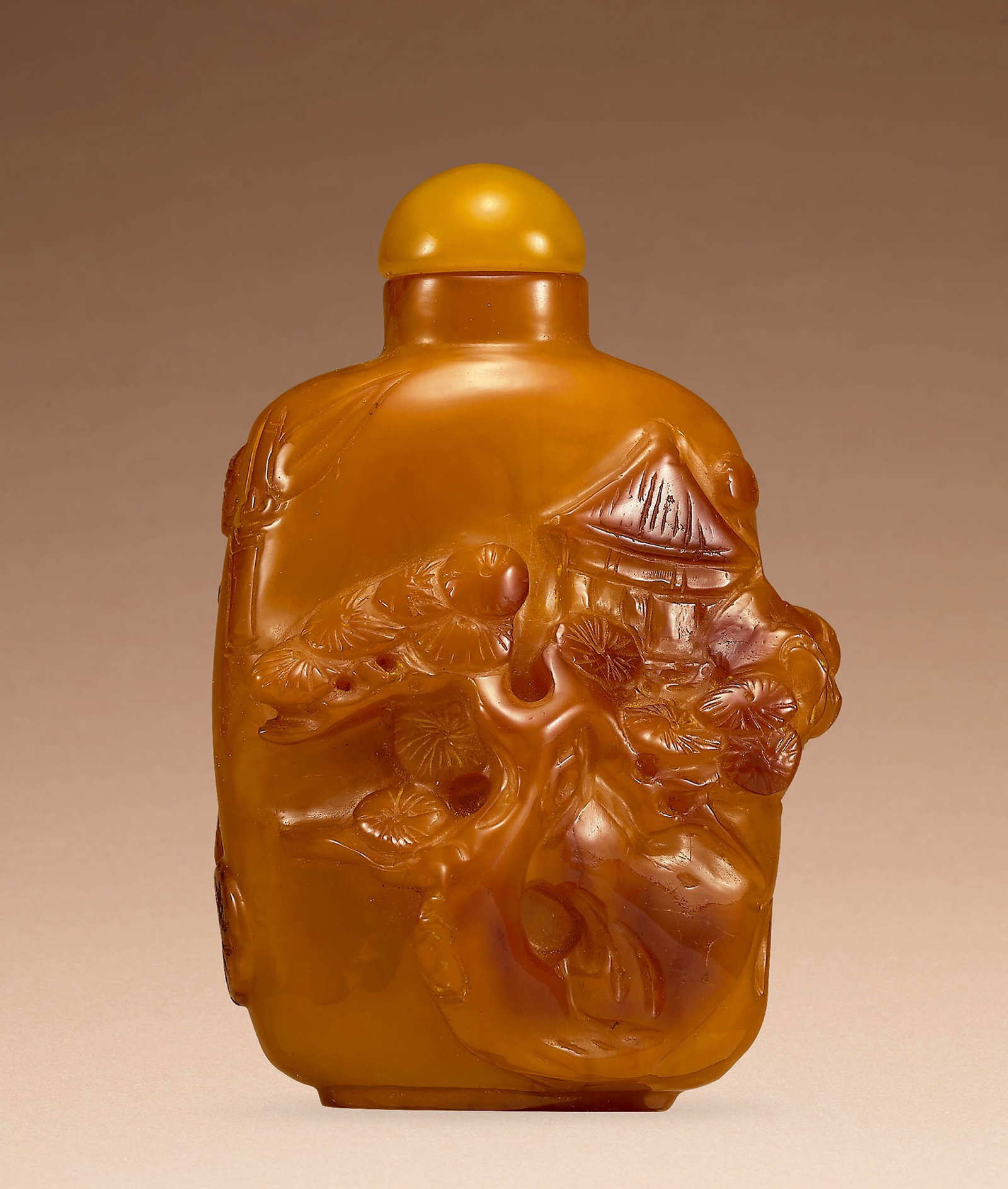 Gum Copal 'Landscape' Snuff Bottle, Qing Dynasty: 333 清 蜜蠟山水圖鼻煙壺 H6cm 來源：Gary Kuo 收藏 壺取蜜蠟雕琢，黃