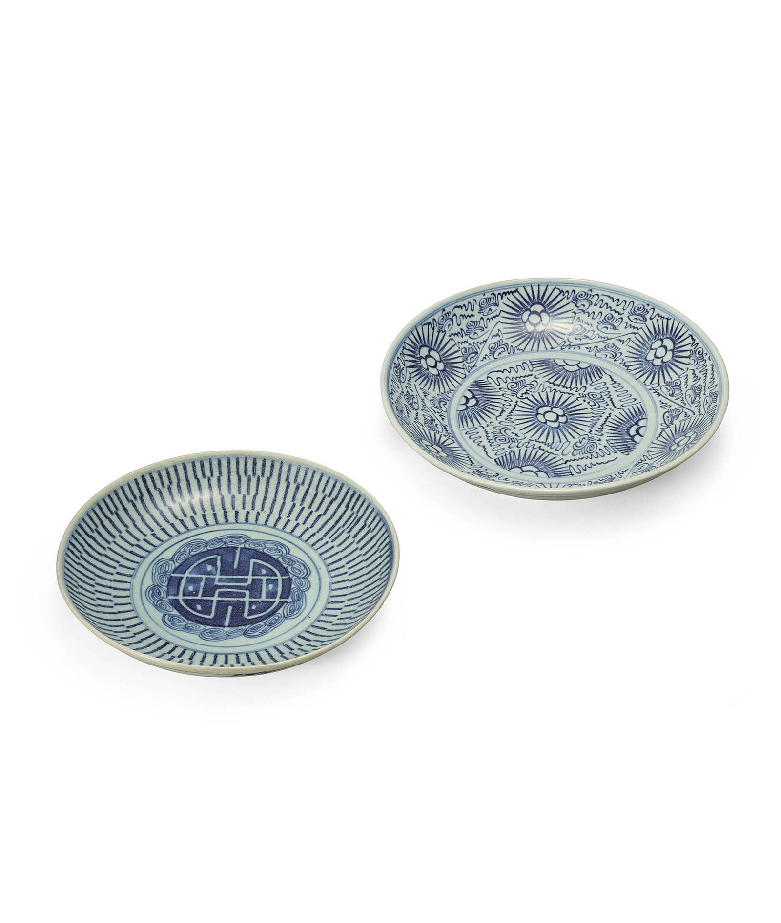 B&W 'Shou' & 'Floral' Dishes, Jiaqing, c. 1816: 508 清嘉慶（約1816年製） 青花壽字紋盤、青花花卉紋盤 二件ߌ