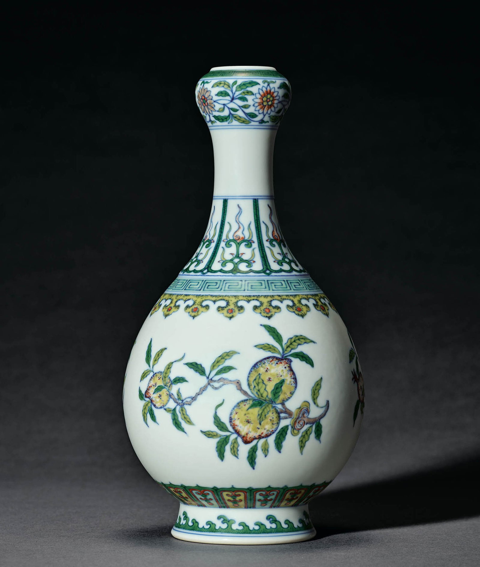Doucai 'Sanduo' Garlic-mouth Vase, Qianlong M&P: 541 清乾隆 鬥彩三多紋蒜頭瓶 「大清乾隆年製」款 H30cm 瓶口內
