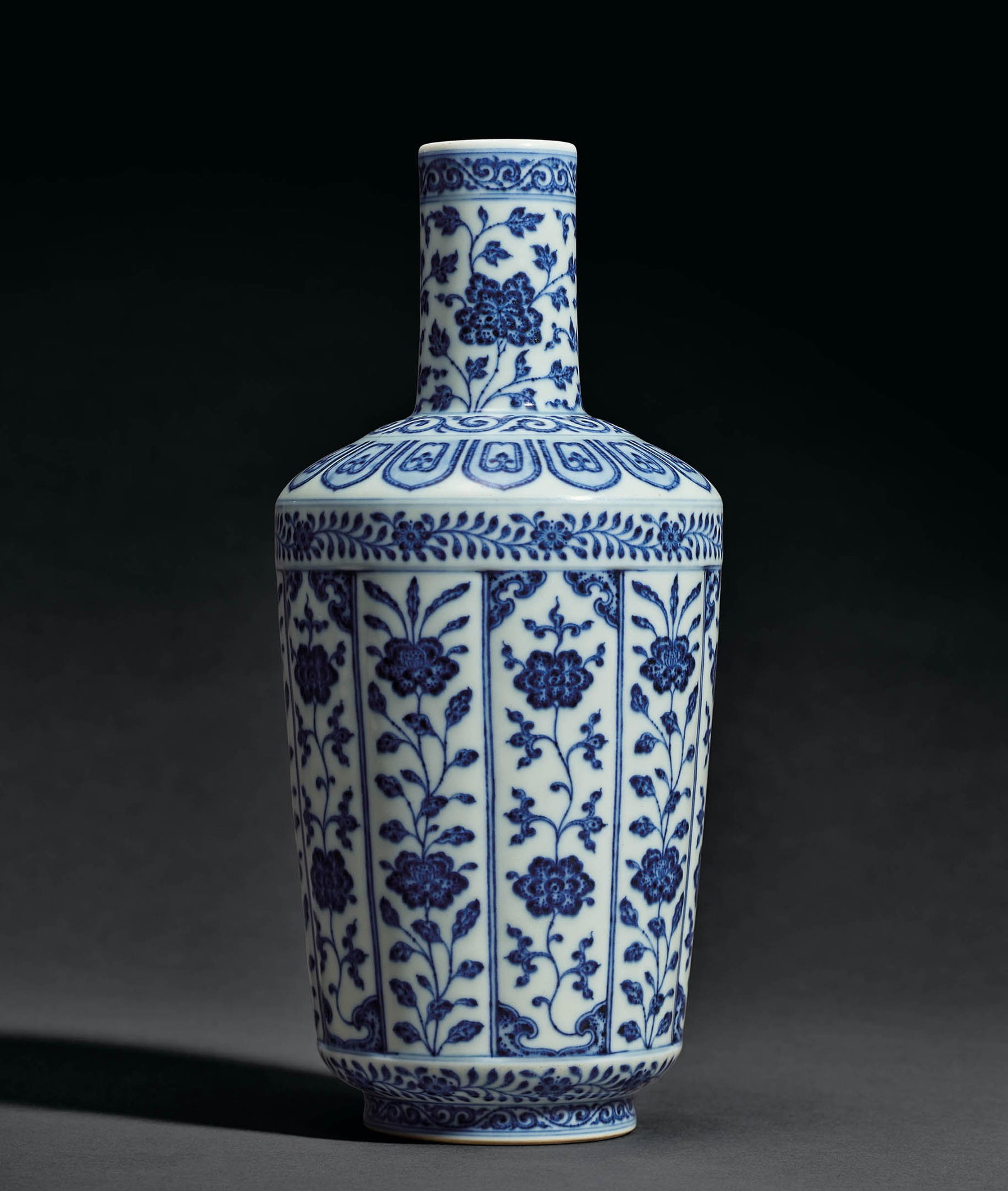Blue and White 'Flower' Vase, Qianlong M&P: 542 清乾隆 青花串枝花卉紋棒槌瓶 「大清乾隆年製」款 H29.5cm 瓶&