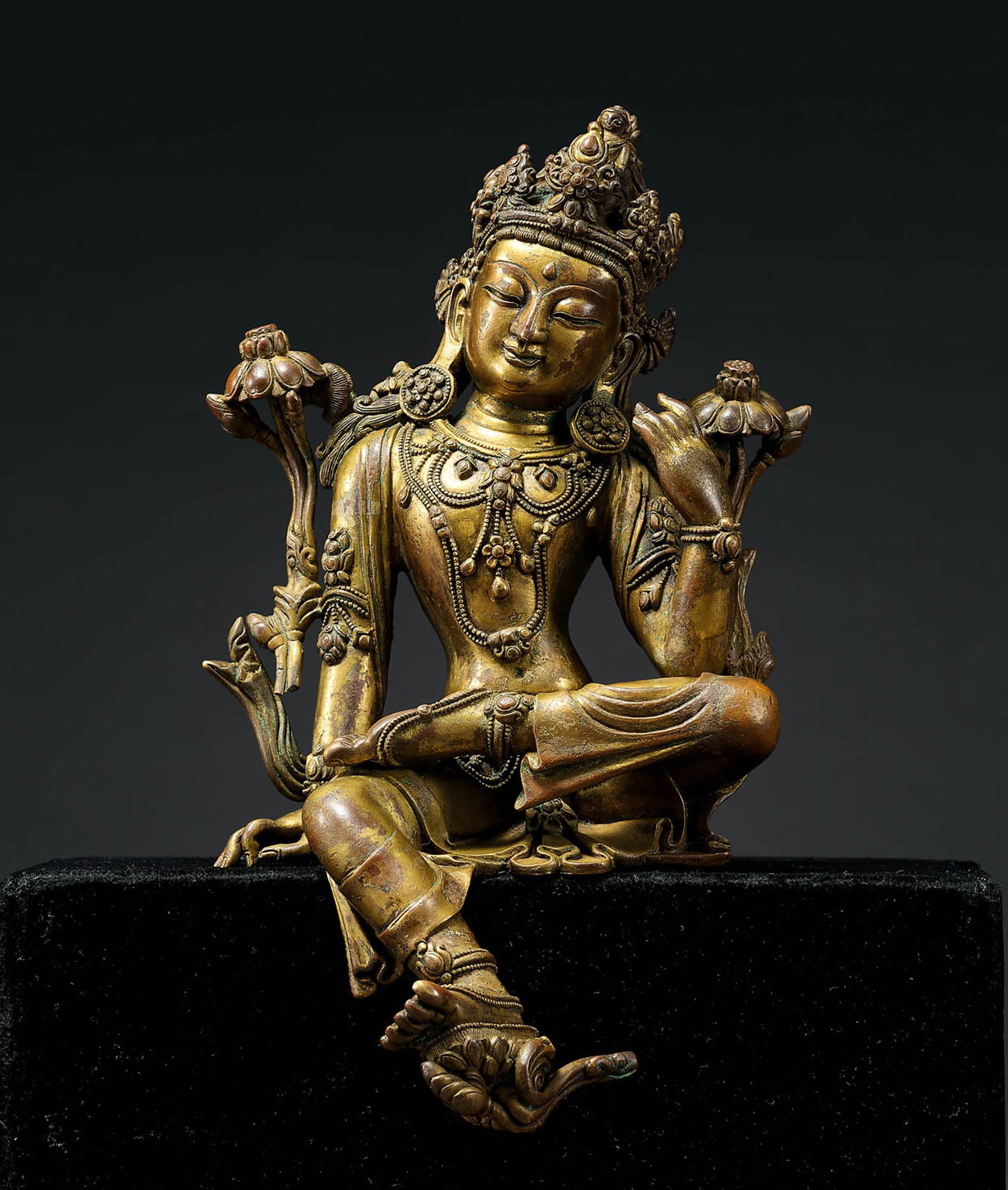 Gilt-Bronze Figure of Guanyin, 15th C.: 564 十五世紀 銅鎏金自在觀音坐像 H21.2cm 來源：紐約佳士得2022年9ć