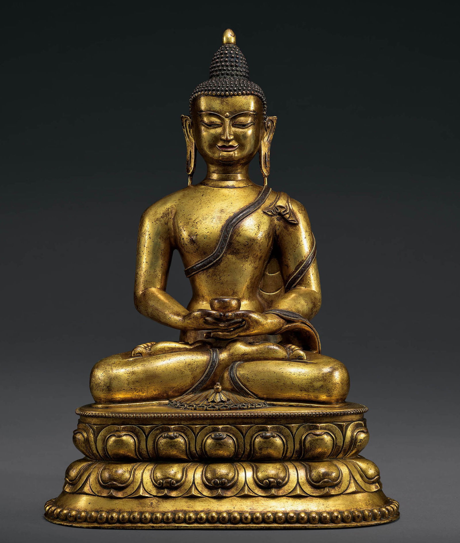 Large Gilt-Bronze Figure of Amitabha, 17th C: 567 十七世紀 銅鎏金阿彌陀佛坐像 H47cm 尊像銅鑄鎏金，光彩熠
