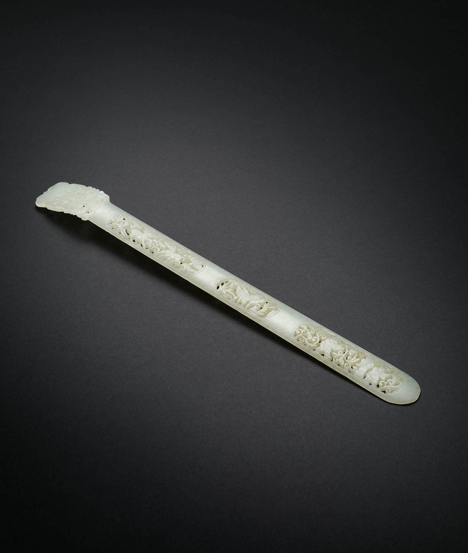 White Jade 'Bat, Deer, Crane & Boy' Hair Pin, Qing: 572 清 白玉鏤雕福祿壽喜圖扁方 L26.5cm 預估價： TWD 20,000-30,000 RMB 4,300-6,500 Yu Jen Taipei 台&