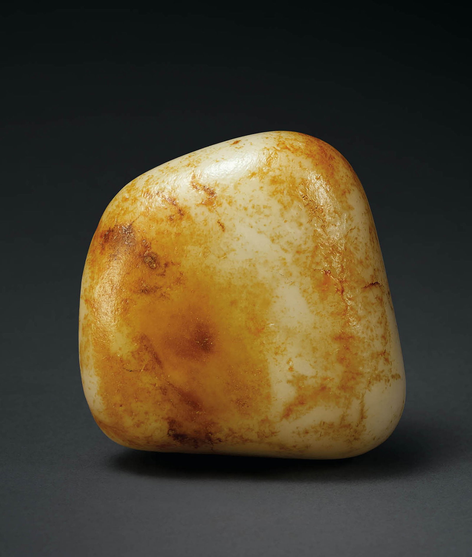 White & Russet Jade Stone: 580 白玉留皮原石 L9.2cm 預估價： TWD 50,000-80,000 RMB 10,900-17,400 Yu Jen Taipei 台北宇珍拍賣 A WHITE 