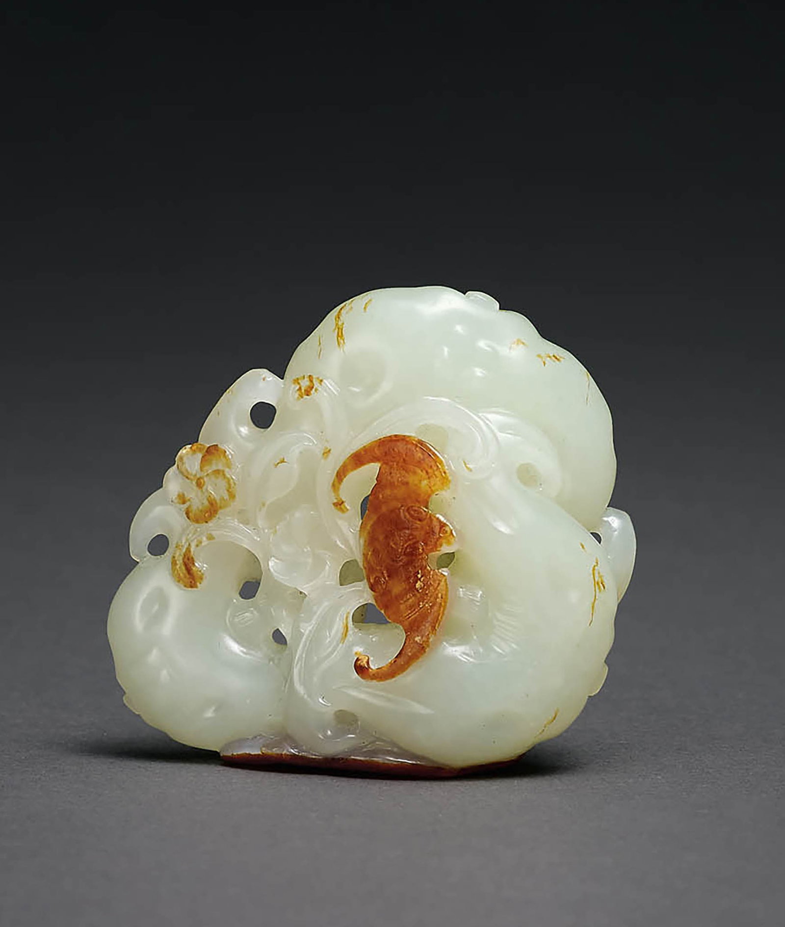 White & Russet Jade 'Water Chestnut' Pendant, Qing: 591 清 白玉靈巧珮 L6.4cm 預估價： TWD 60,000-80,000 RMB 13,000-17,400 Yu Jen Taipei 台北宇珍拍賣 A WHITE