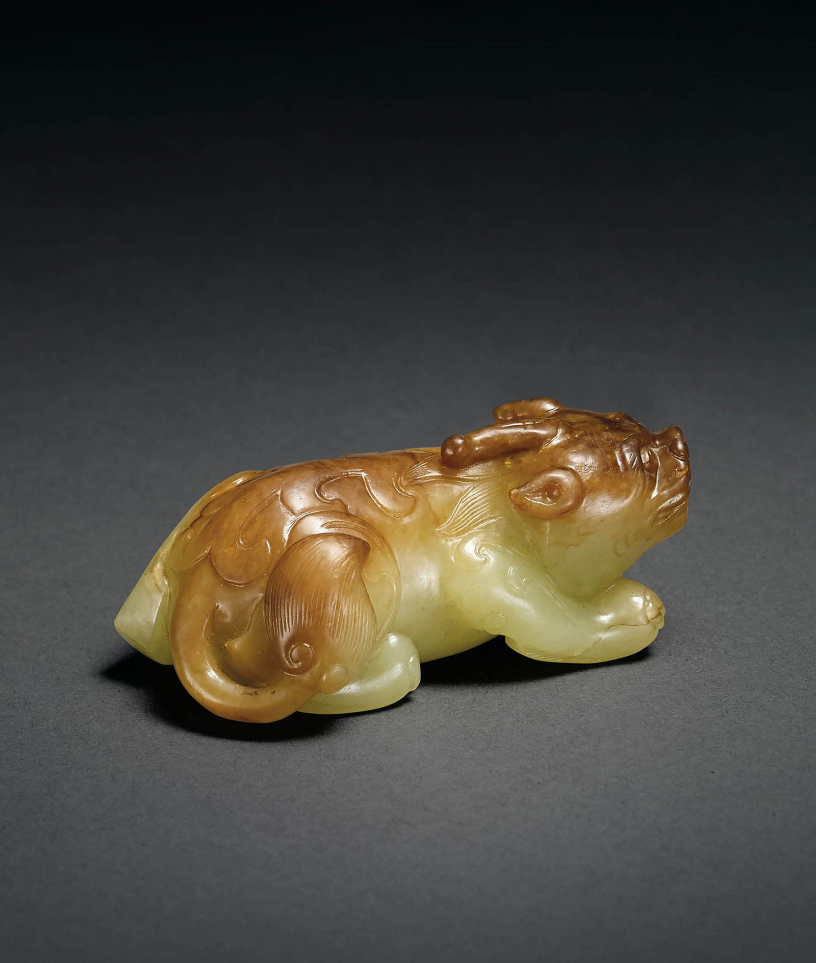 Rare Yellow & Russet Jade Mythical Beast, Qing Dyn.: 597 清 黃玉瑞獸 「詒晉齋」款 L8cm 黃玉質，色澤溫潤雅致，局%