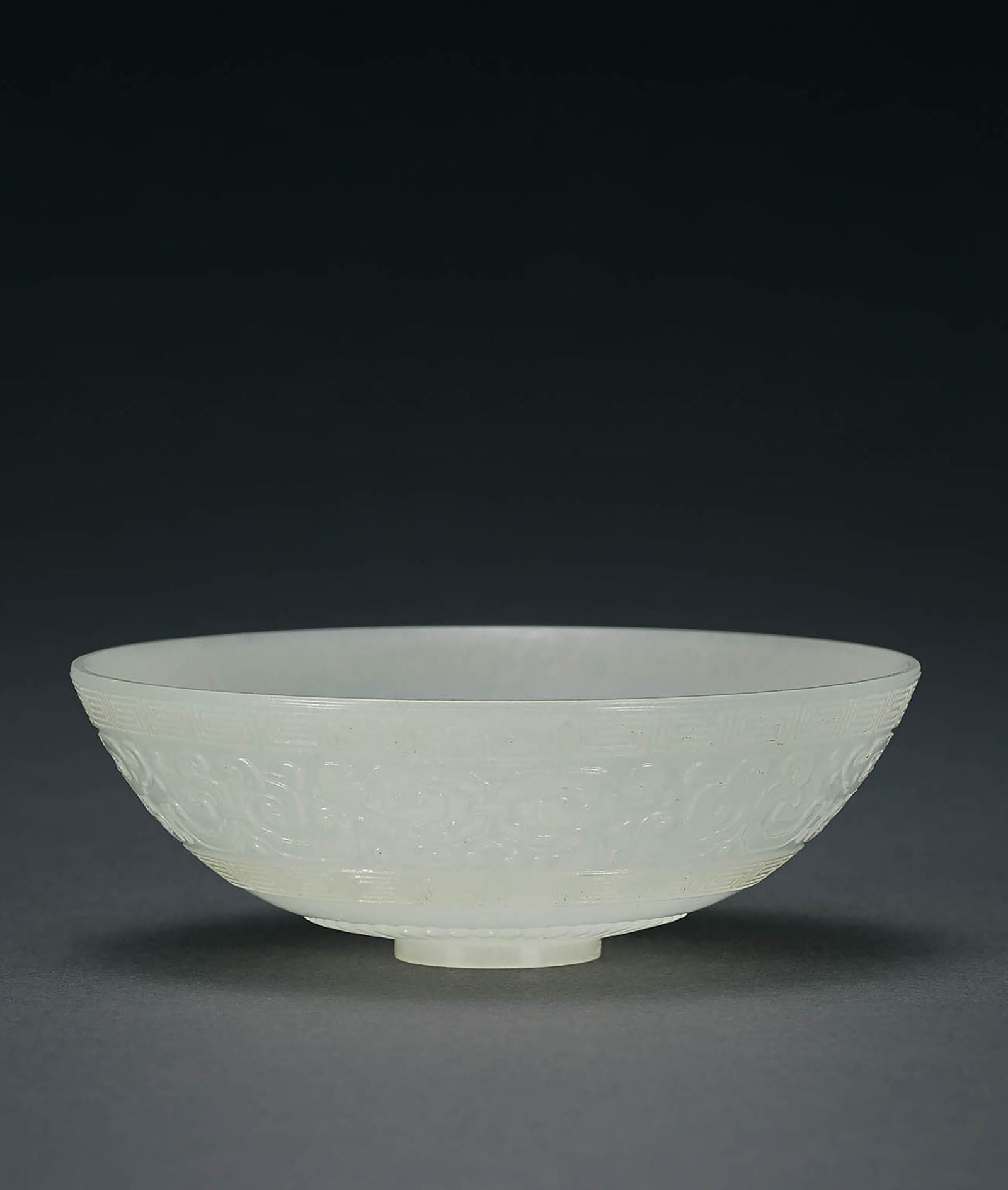 White Jade 'Dragon' Bowl, Qing Dyn.: 599 清 白玉雙交龍紋碗 D9cm 預估價： TWD 150,000-180,000 RMB 32,600-39,100 Yu Jen Taipei 台北宇珍拍