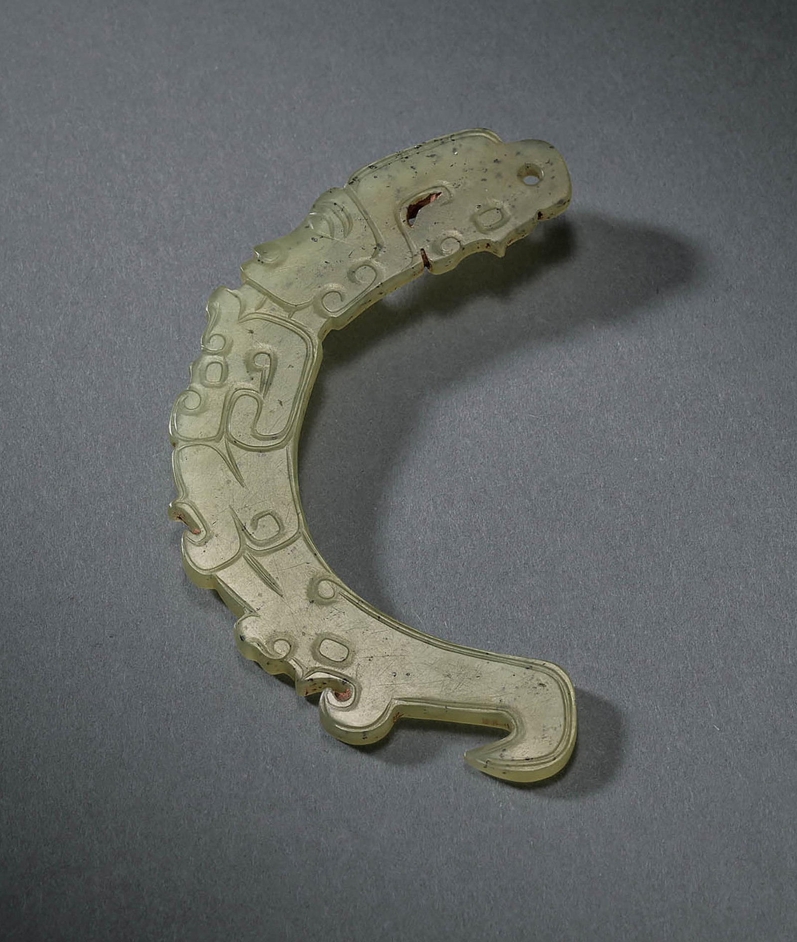 Pale Celadon Jade 'Figure & Dragon' Pendant, Qing/Earl: 657 清或更早 青白玉人龍紋珮 L9cm 來源：美國 John R. Meengs 收藏 展覽：Flin