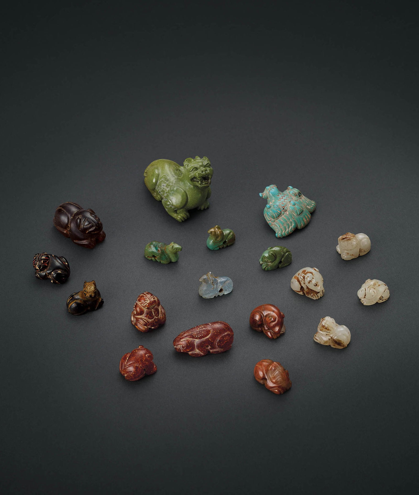 18 Archaic Animal Carvings, Qing Dynasty or Earlier: 662 清或更早 微型圓雕各式動物 十八件一組 L1.3cm-3.3cm 來源：美國 Joh