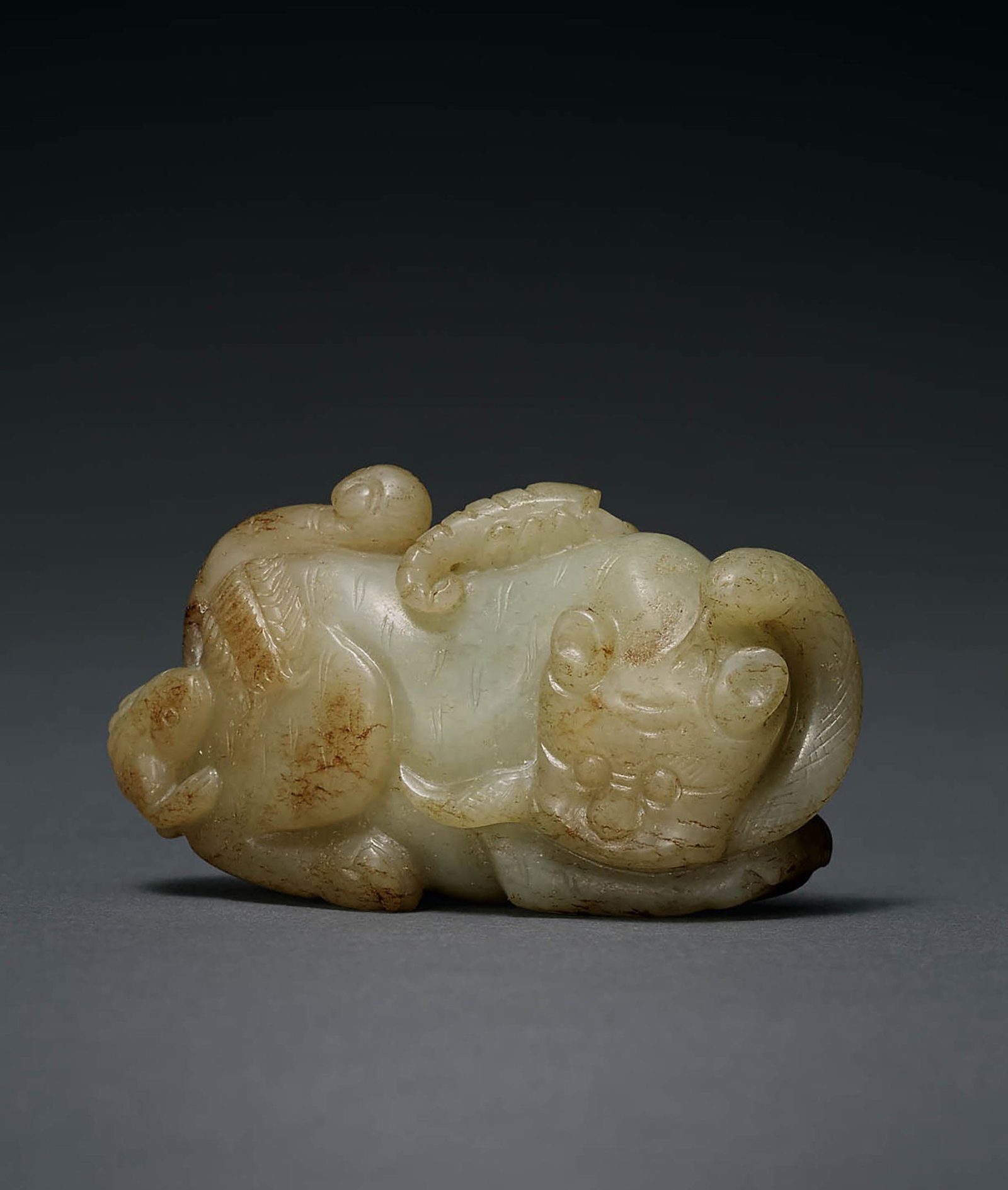 White Jade 'Five Venoms' Ornament, Qing or Earlier: 664 清或更早 白玉五毒 L7cm 預估價： TWD 30,000-50,000 RMB 6,500-10,900 Yu Jen Taipei 台北宇珍拍