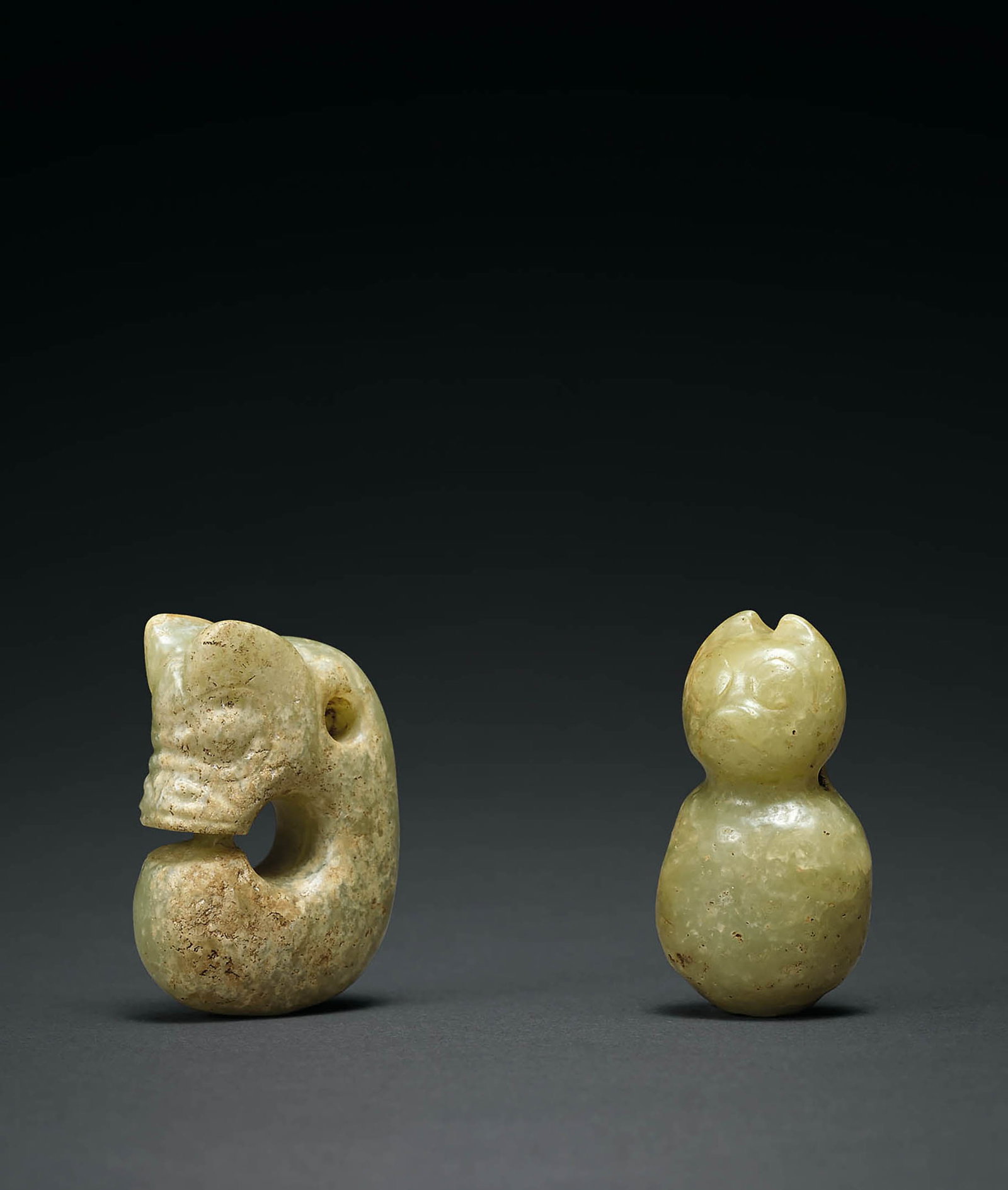 Two Celadon Jade Pig Dragons (Zhulong), Qing/Earlier: 670 清或更早 青玉豬龍 二件一組 H5.1cm 預估價： TWD 70,000-100,000 RMB 15,200-21,700 Yu Jen Taipei ࡤ