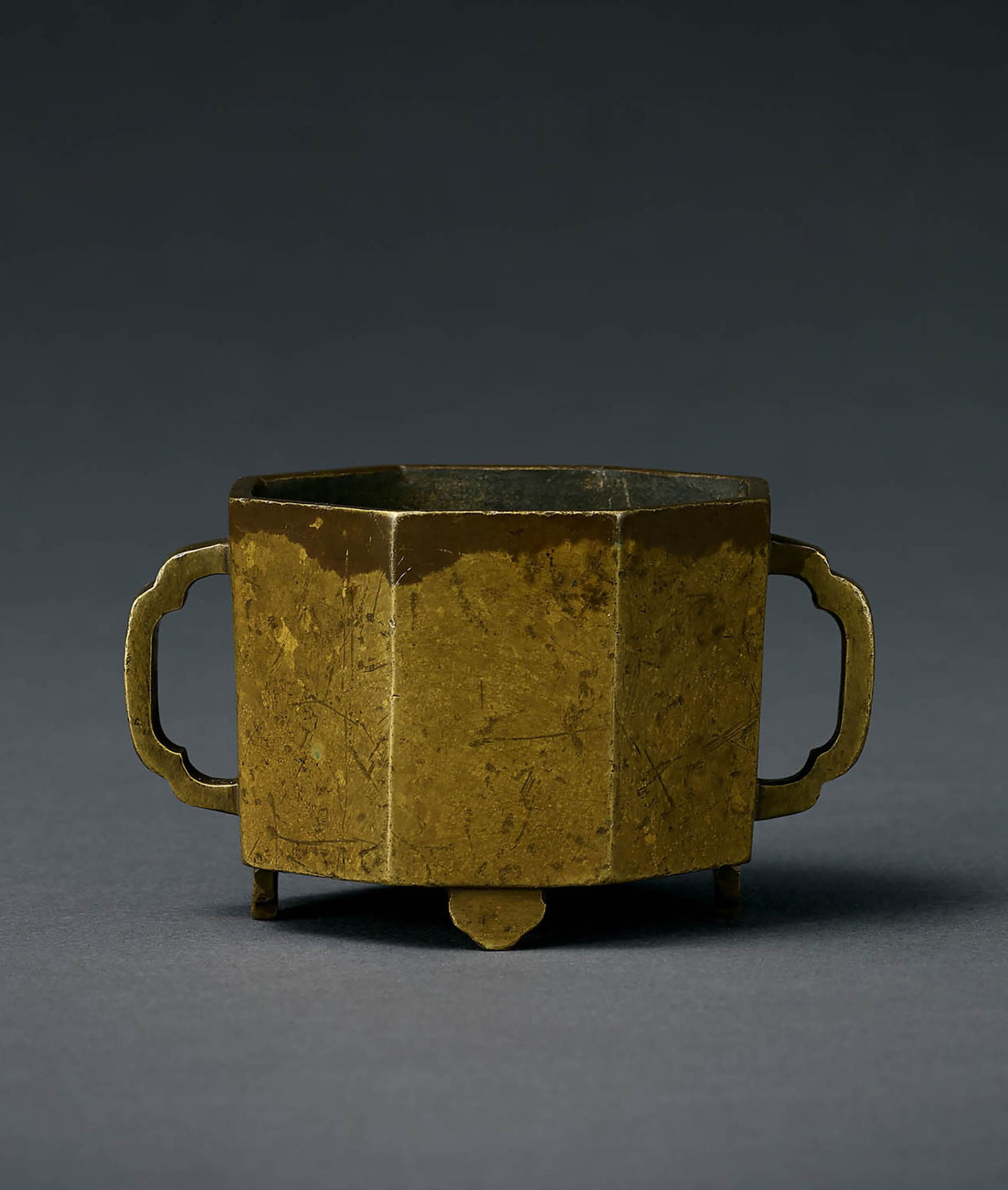 Bronze Tripod Censer, Qing Dynasty: 673 清 銅如意耳八方三足爐 「白雲深處吾家」款 W9cm Wt. 274g 預估價