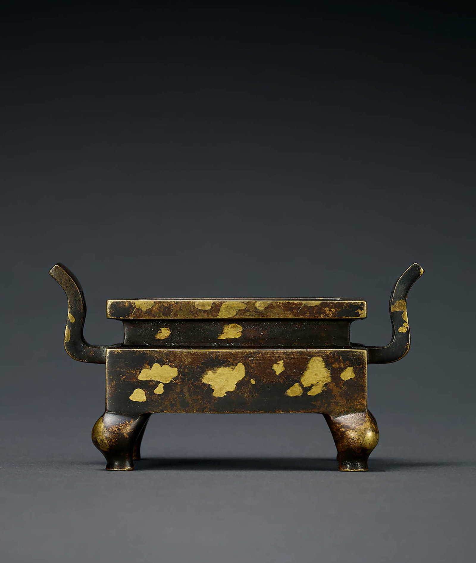 Gold-Splashed Bronze Censer, Qing Dynasty: 674 清 銅點金朝冠耳爐 「大明宣德年製」款 W9.6cm Wt. 347g 預估價： TWD 50,0