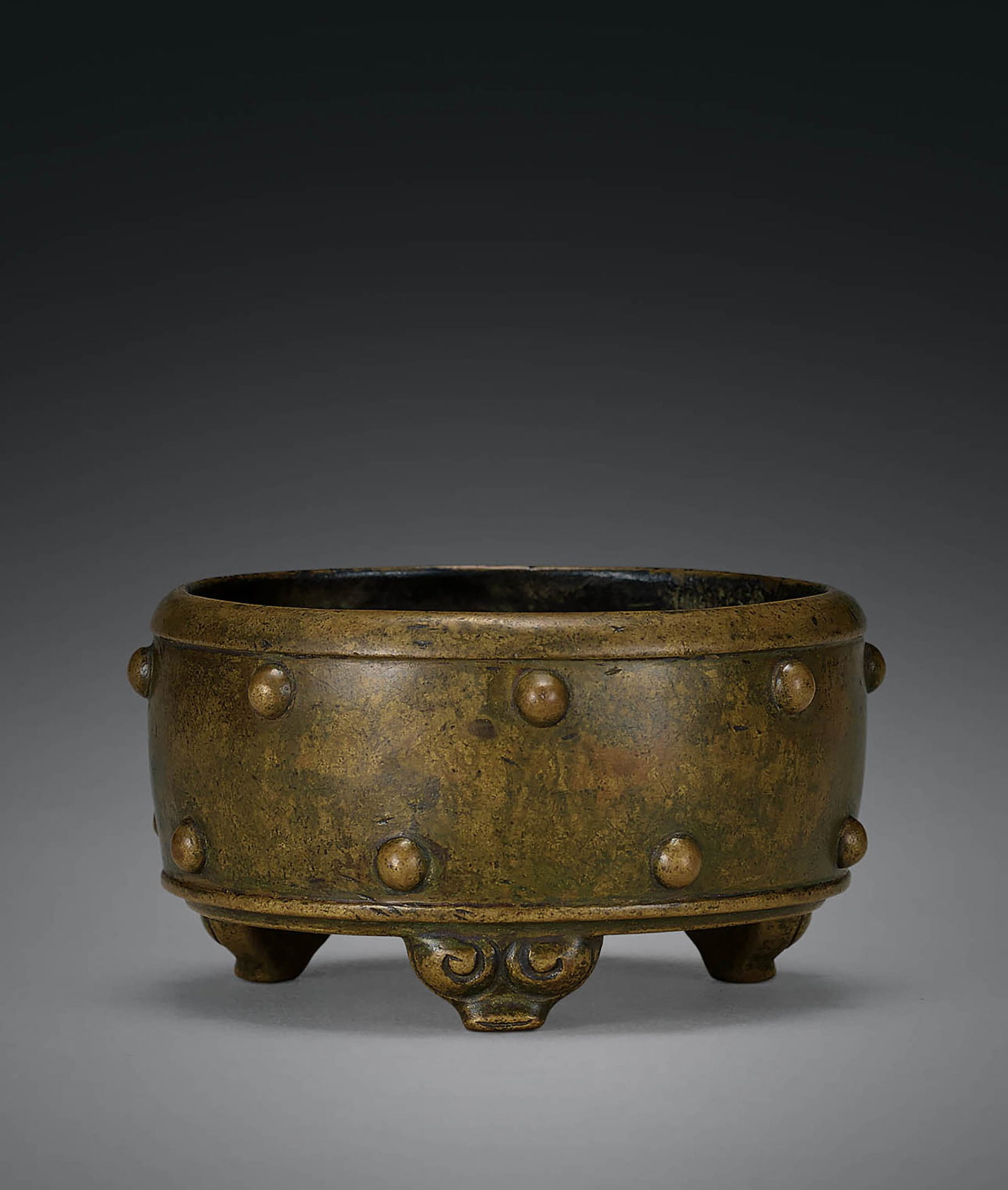 Bronze Tripod Censer, Qing Dynasty: 676 清 銅鼓式如意三足爐 「大清康熙年製」款 W10cm Wt. 699g 預估價： T