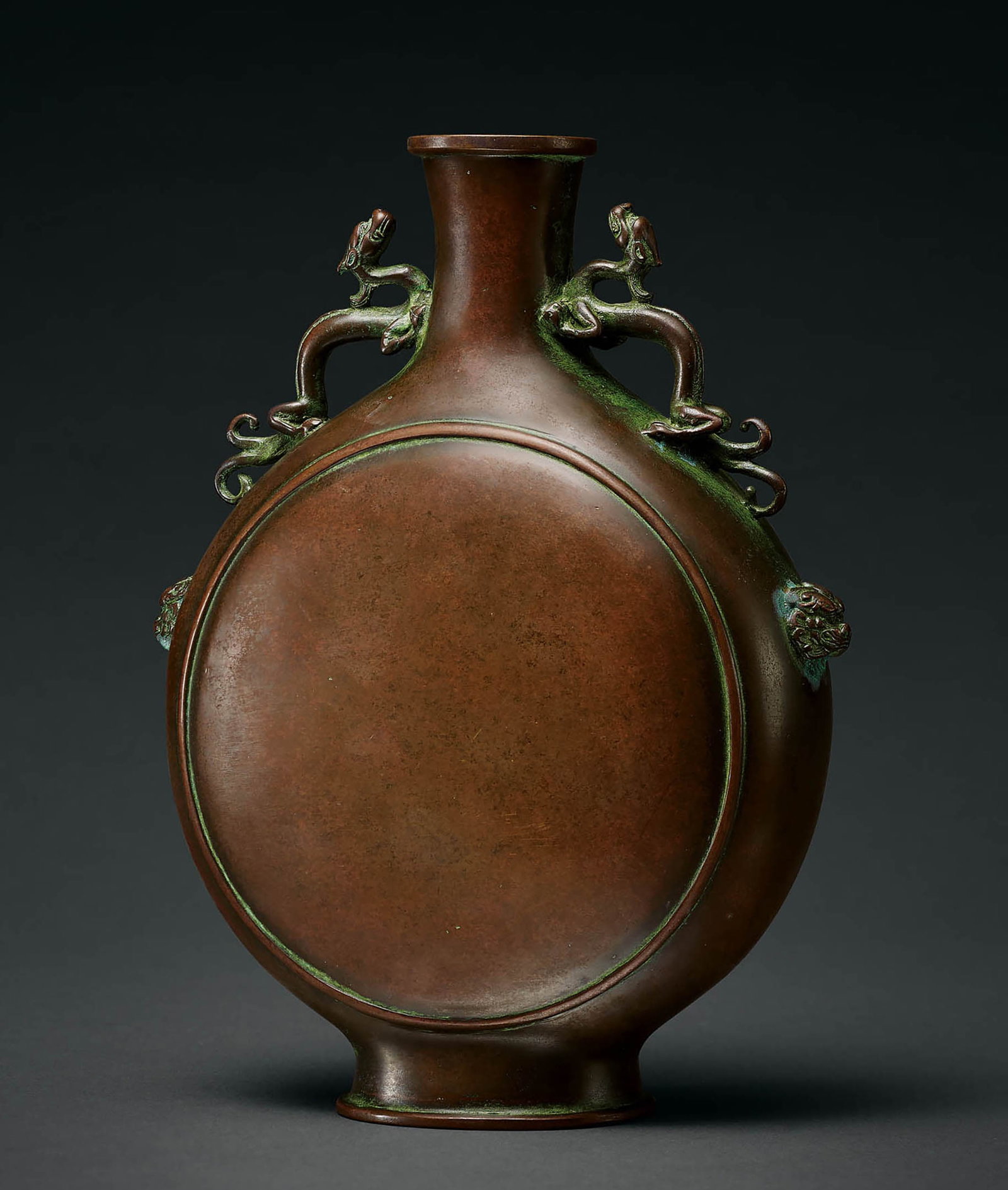 Bronze 'Dragon' Moonflask, Jiaqing M&P: 680 清嘉慶 銅雙螭龍耳抱月瓶 「嘉慶年製」款 H25.5cm 來源：倫敦&