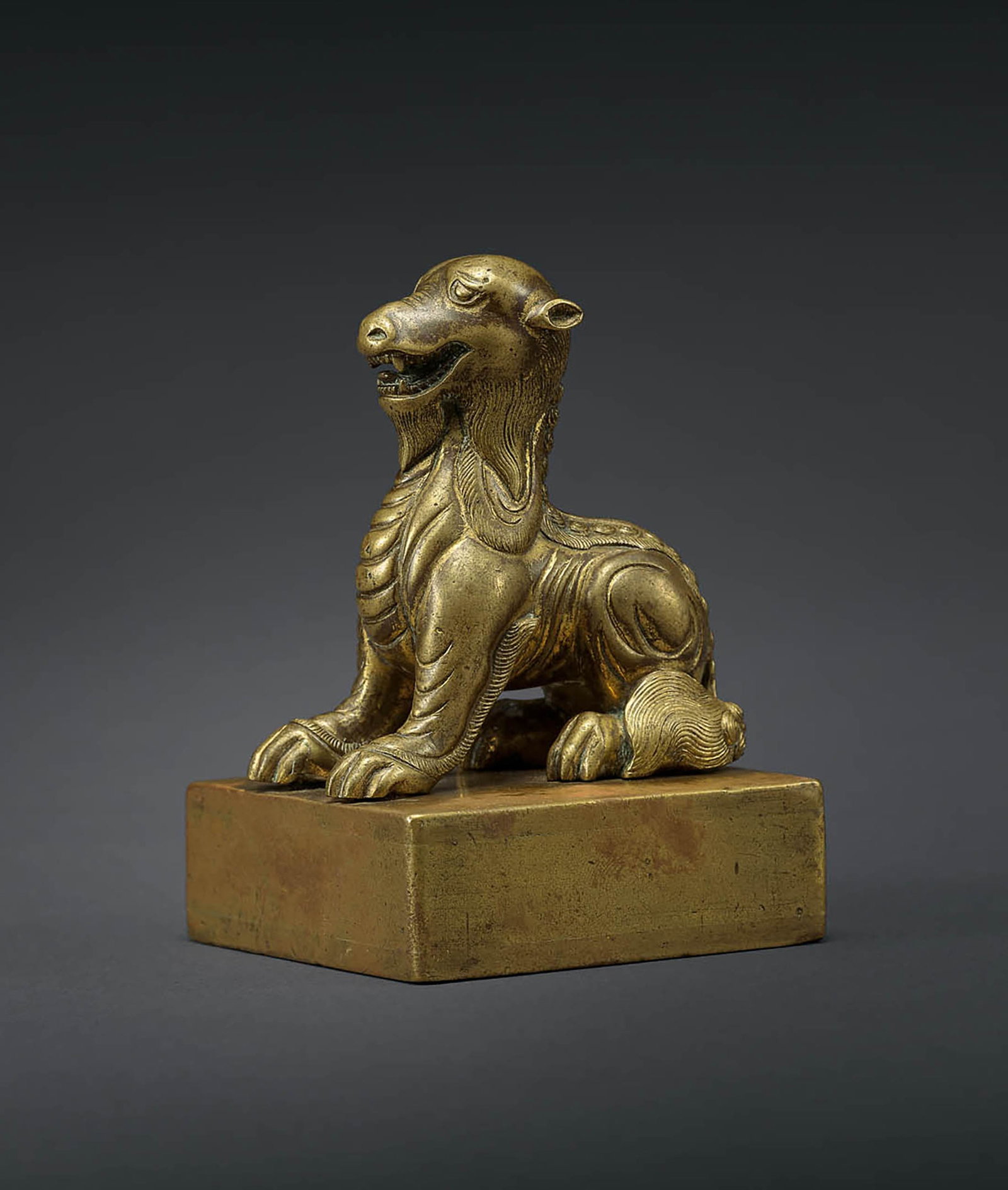 Gilt-Bronze 'Mythical Beast' Seal, 18th C: 683 十八世紀 銅鎏金瑞獸鈕文官印 H8.7cm 印面5.8x5.8cm 印文：大中丞印 