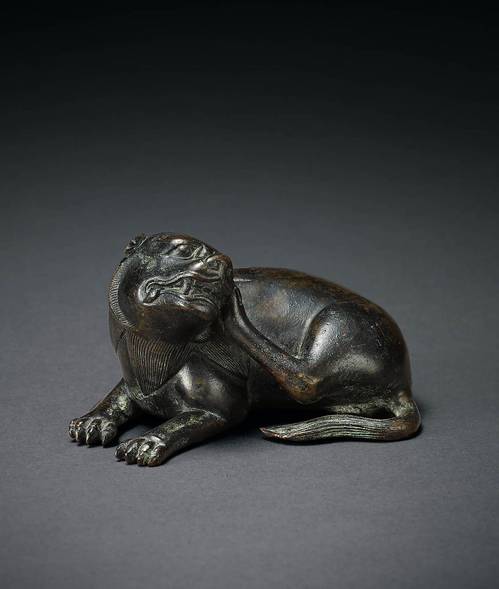 Qing Bronze 'Mythical Beast' Paperweight: 686 清 銅瑞獸紙鎮 L10cm Wt. 758g 預估價： TWD 30,000-50,000 RMB 6,500-10,900 Yu Jen Taipei 台北宇珍拍賣 
