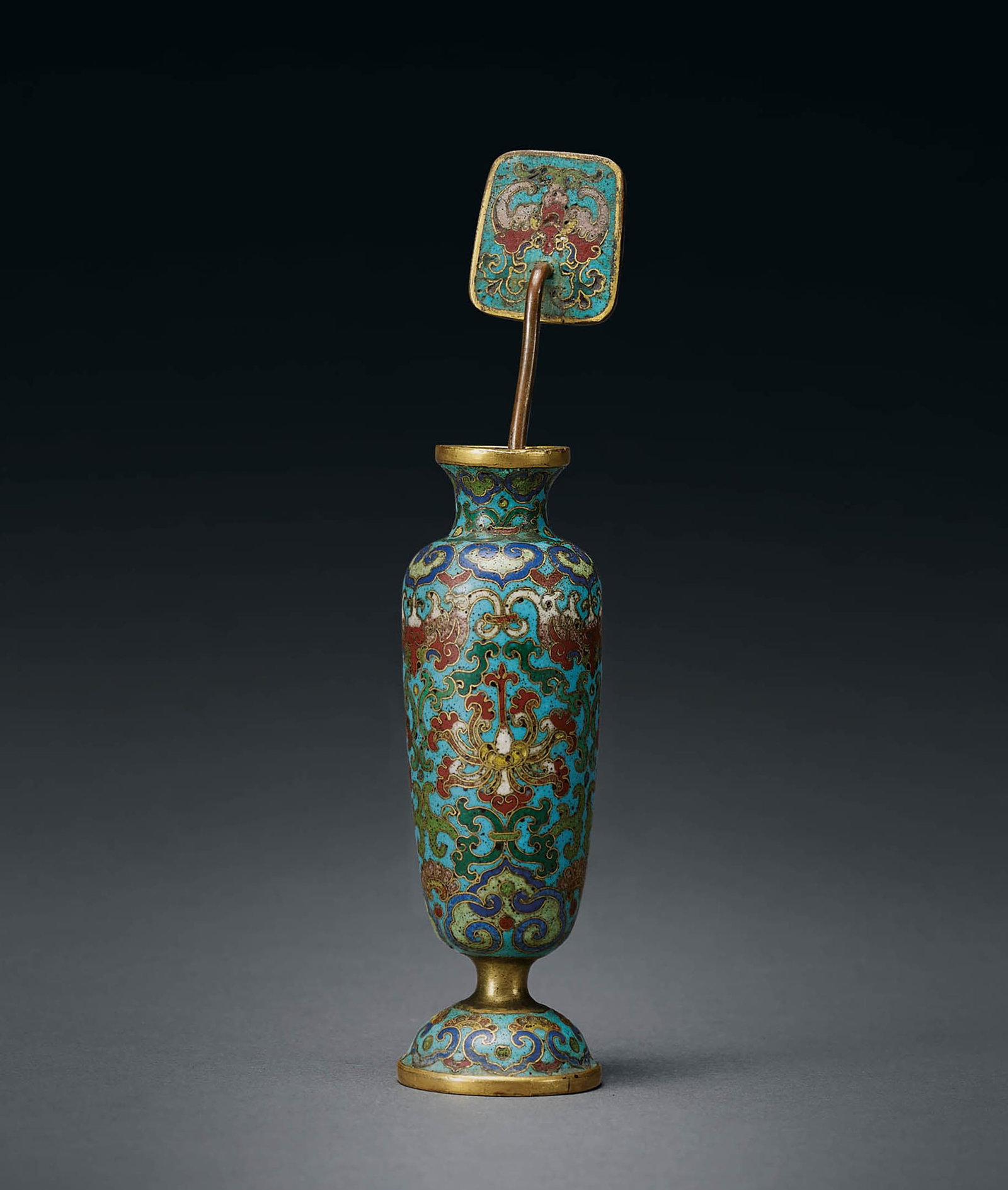 Cloisonné Enamel Vase and Spatula, Qianlong Period: 689 清乾隆 銅胎掐絲琺瑯纏枝蓮紋香瓶暨香鏟 瓶H11cm 鏟H14cm 來源ᦂ