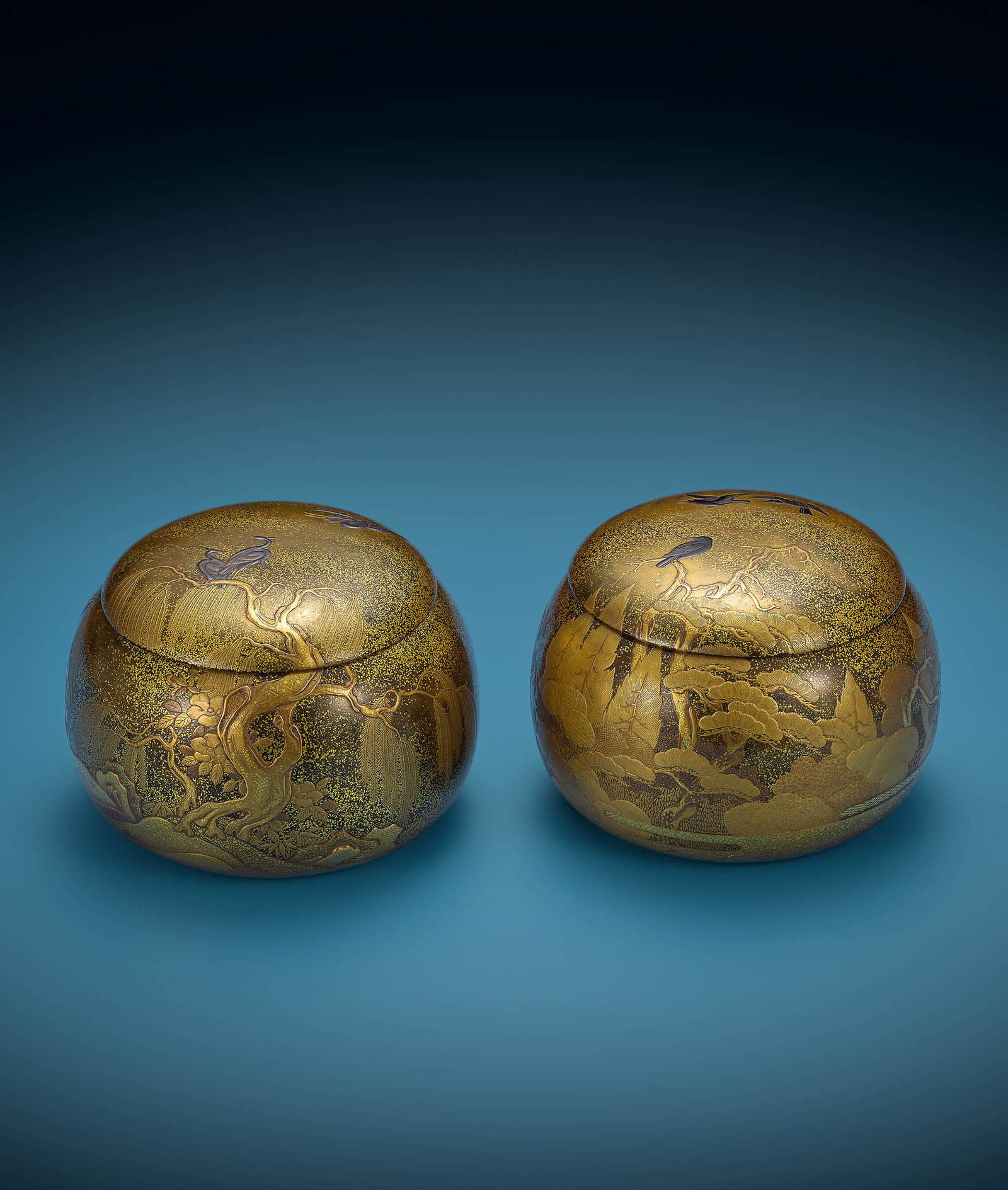 Pair Lacquer 'Go' Bowls, Goke, Edo Period: 710 江戶時代 金蒔繪花鳥圖碁笥一對 H10.3cm｜附合箱 附頌谷会鑑&#