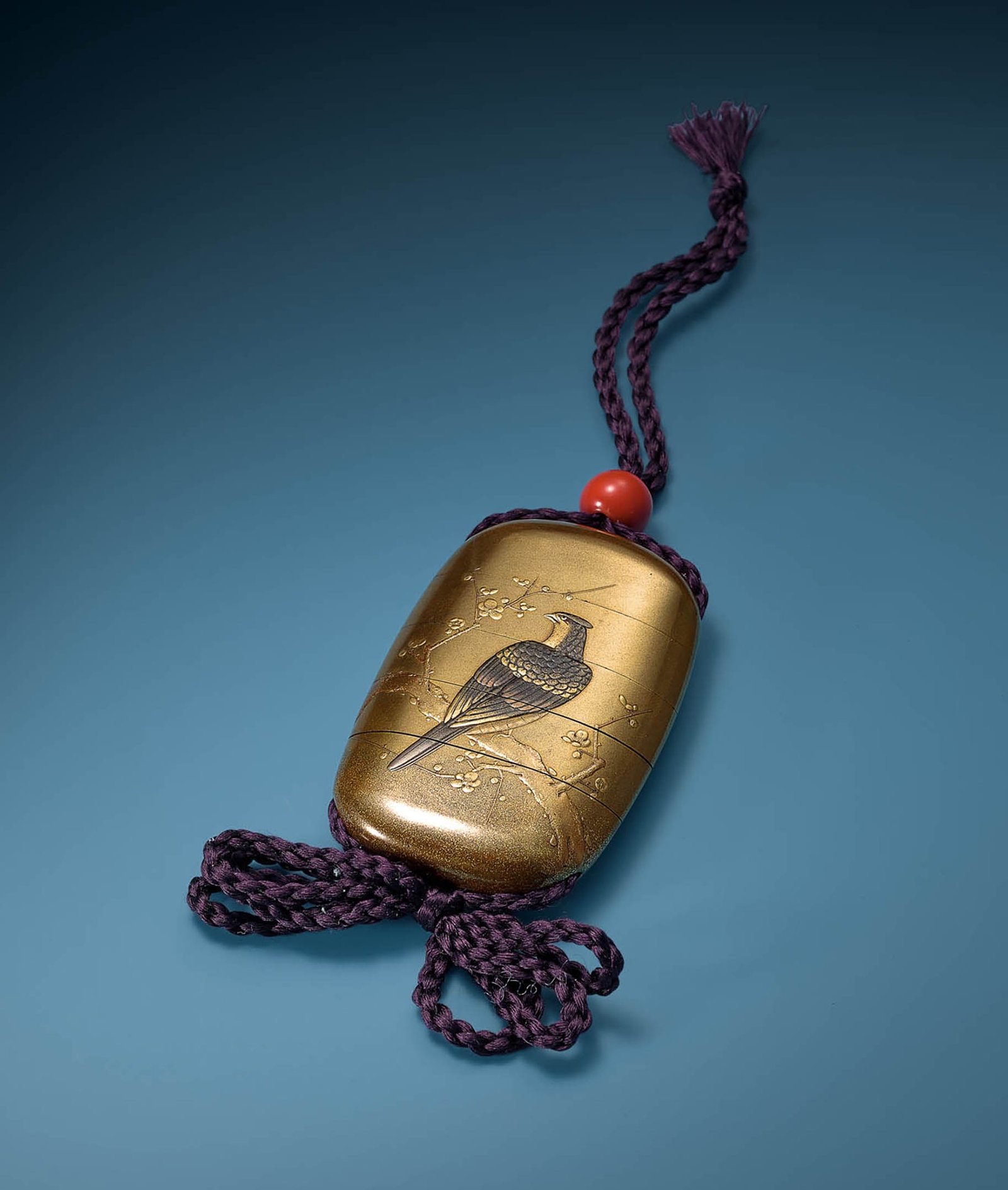 Lacquer 'Eagle' Inro, Meiji Period: 712 明治時代 金蒔繪老鷹圖印籠 H7.7cm 器身銘款：梶川作 預估價&#