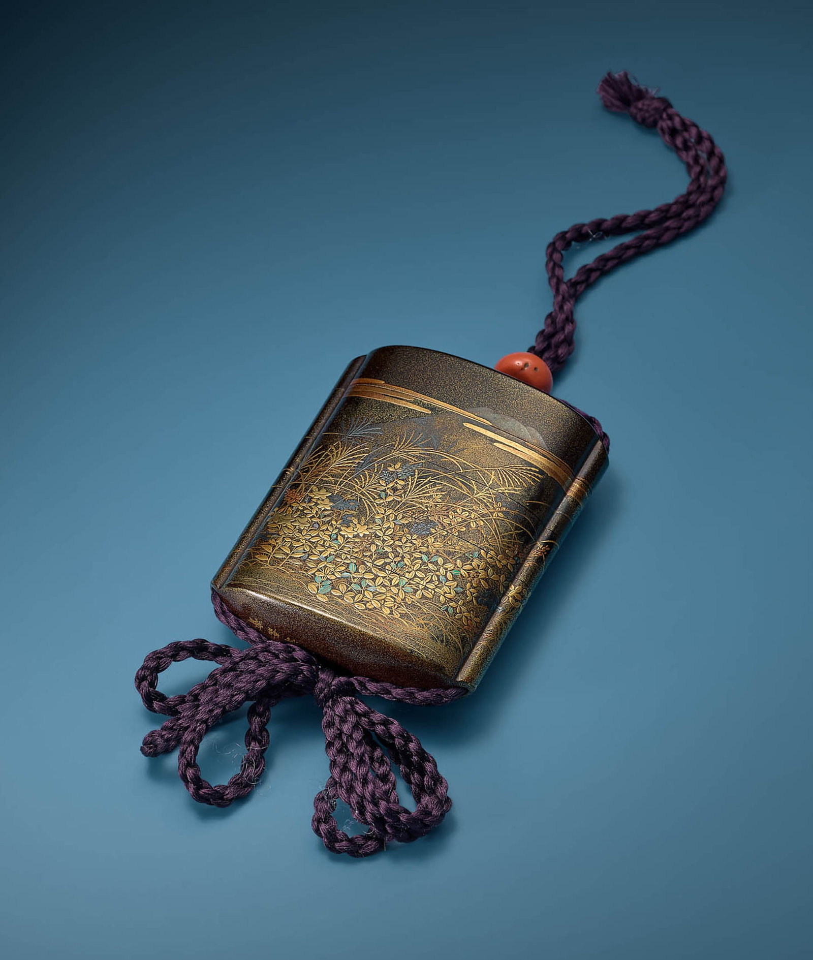 Lacquer 'Fujisan' Inro, Meiji Period: 713 明治時代 金蒔繪富士山圖印籠 H7.6cm 器身銘款：常嘉齋 印籠&#