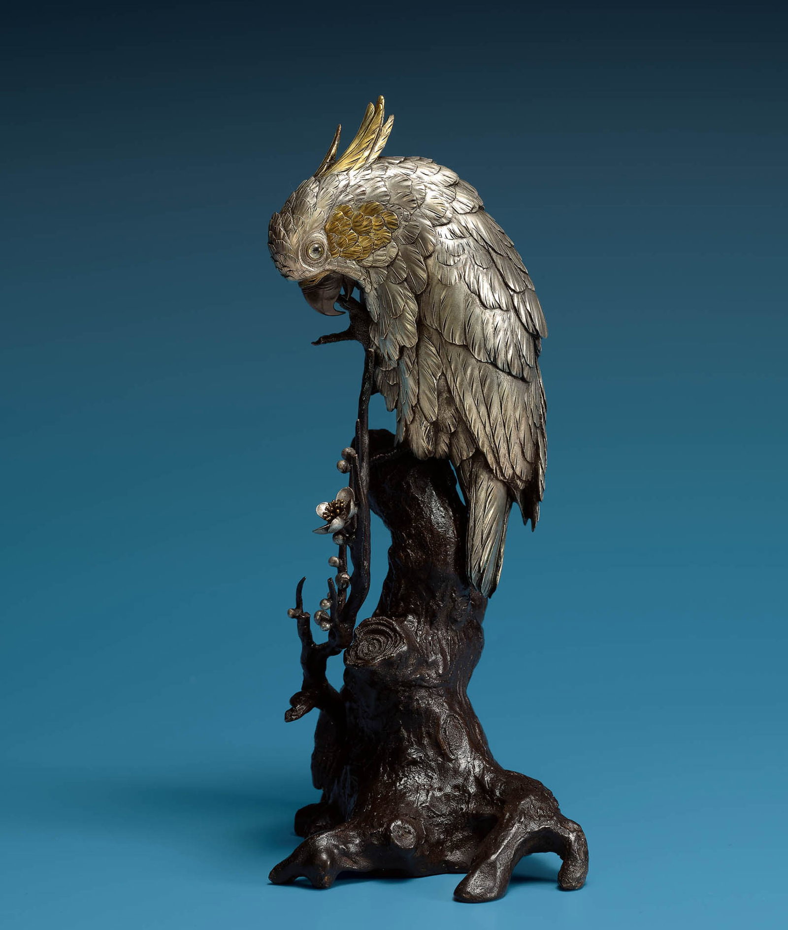 Metalwork Parrot Okimono, Meiji Period: 715 明治時代 金工鸚鵡置物 H19.5cm 器身銘款：美谷製 鳳頭鸚鵡以&