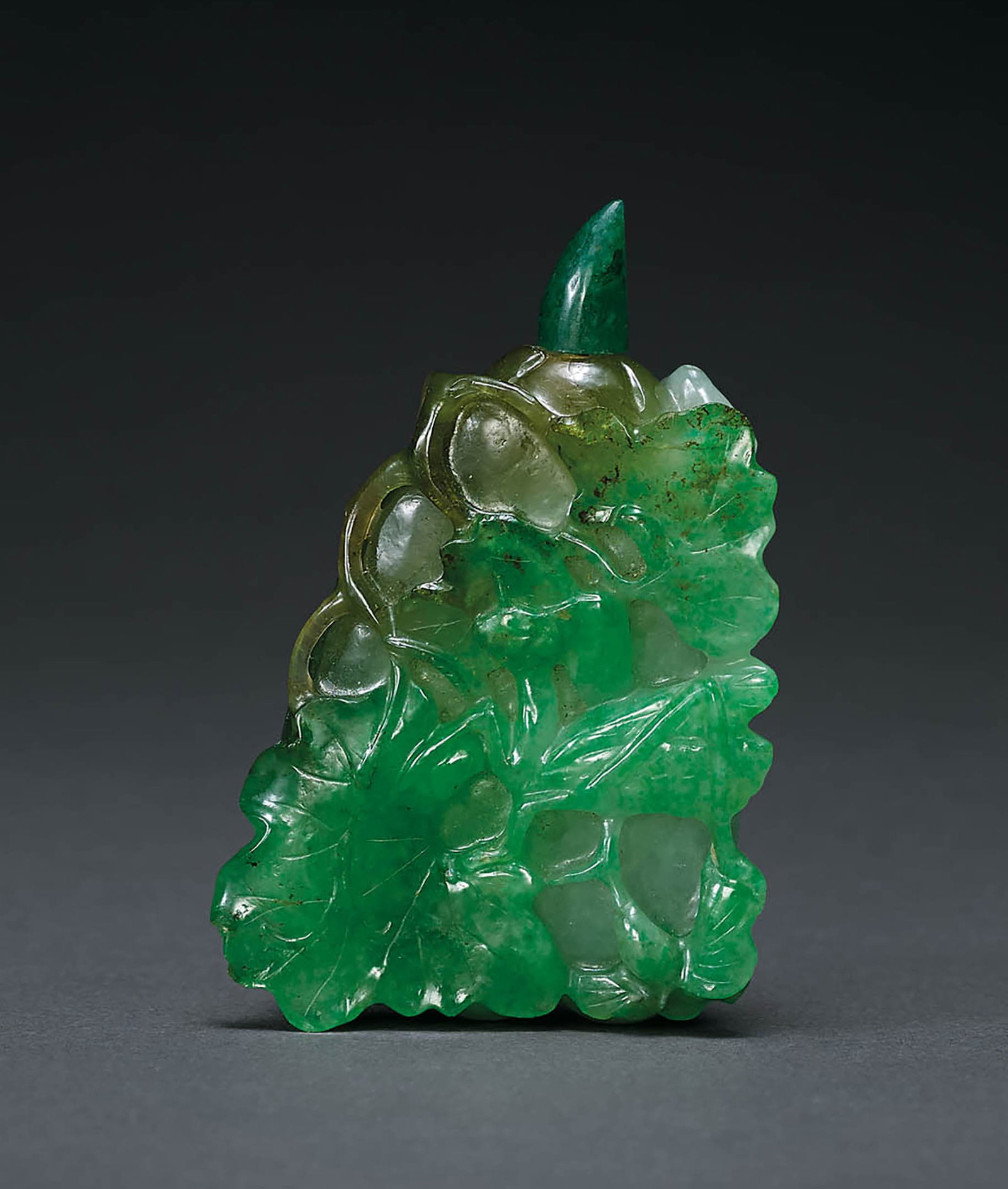 Jadeite Melon Snuff Bottle, Late Qing: 721 翠玉瓜形鼻煙壺 H6.7cm（不含蓋） 附鑑定證書 G372222，鑑定為緬