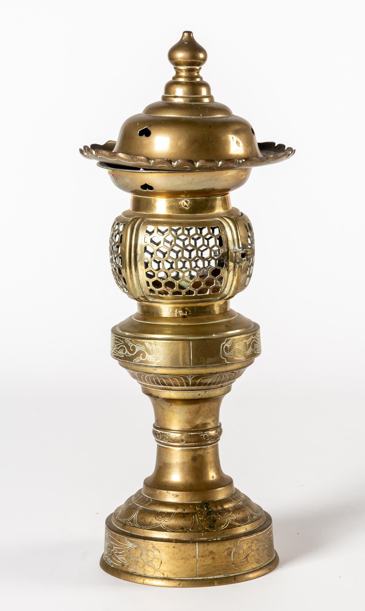 A DECORATIVE BRASS LAMP (1 of 1)