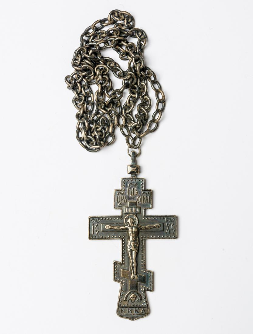A RUSSIAN SILVER PRIEST CROSS WITH CHAIN (1 of 2)