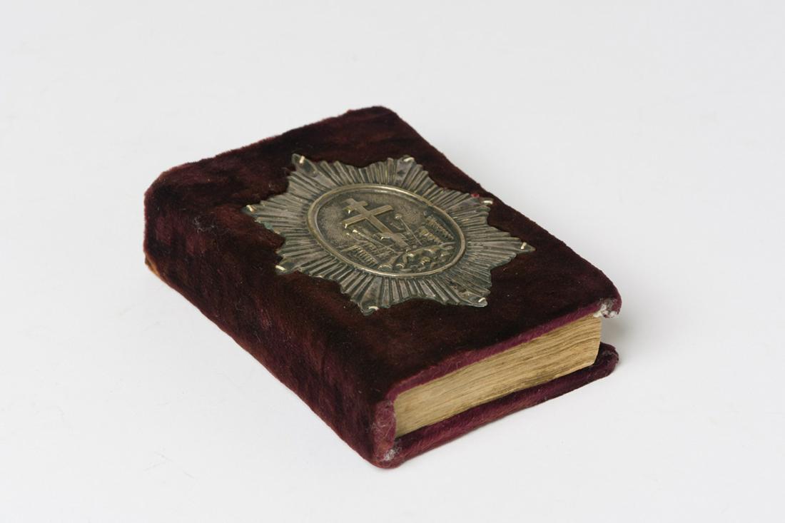 A RUSSIAN NEW TESTAMENT WITH SILVER APLLICATION ON THE COVER (1 of 2)