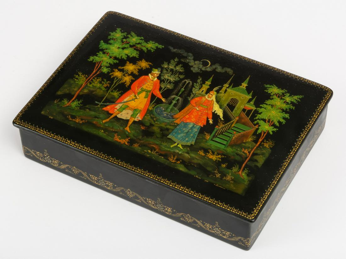 VERY FINELY PAINTED RUSSIAN LACQUER BOX SHOWING LOVERS (1 of 2)