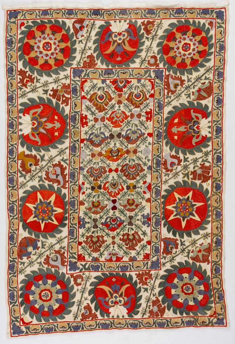 SUZANI: SUZANI Uzbekistan, mid 20th c. Older, extremely decorative silk embroidery on a linen ground. Pattern with rosettes and finely worked flower and leaf ornamentation, good condition. 157x108 cm