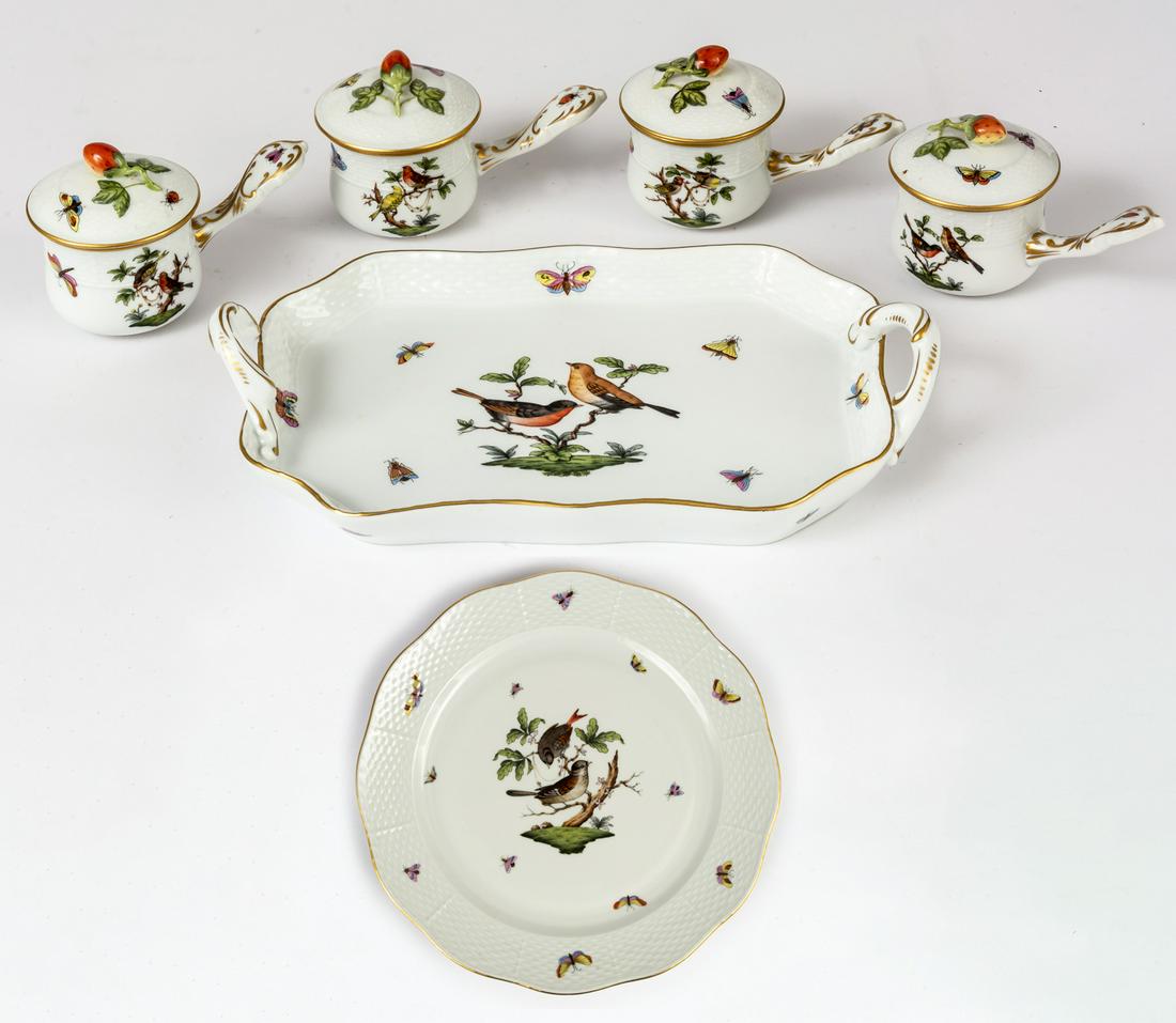 4 APPETIZERS PANS ON A SMALL TRAY AND A ROUND PLATE: 4 APPETIZERS PANS ON A SMALL TRAY AND A ROUND PLATE Hungary, Herend, Porcelain, Rothschild painting with birds and insects, 20th c. Height of pan: 8.5 cm, tray: 27 x 17 x 6.5 cm, diameter of plate: 32