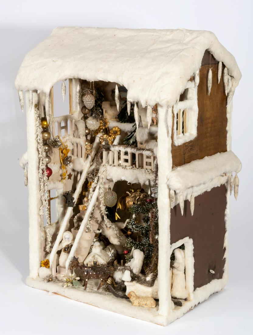 OLD CHRISTMAS COTTON HOUSE FROM THE ORE MOUNTAINS: OLD CHRISTMAS COTTON HOUSE FROM THE ORE MOUNTAINS ex GDR stock, richly equipped with Biedermeier cotton dolls with porcelain heads, wonderful Christmas decorations with Christmas trees, Erzgebirge fig