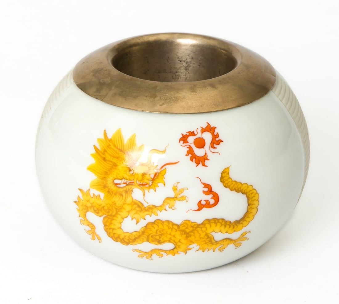 PORCELAIN MATCH HOLDER WITH YELLOW DRAGON: Meissen, 20th c. D: 7.5 cm, H: 6 cm