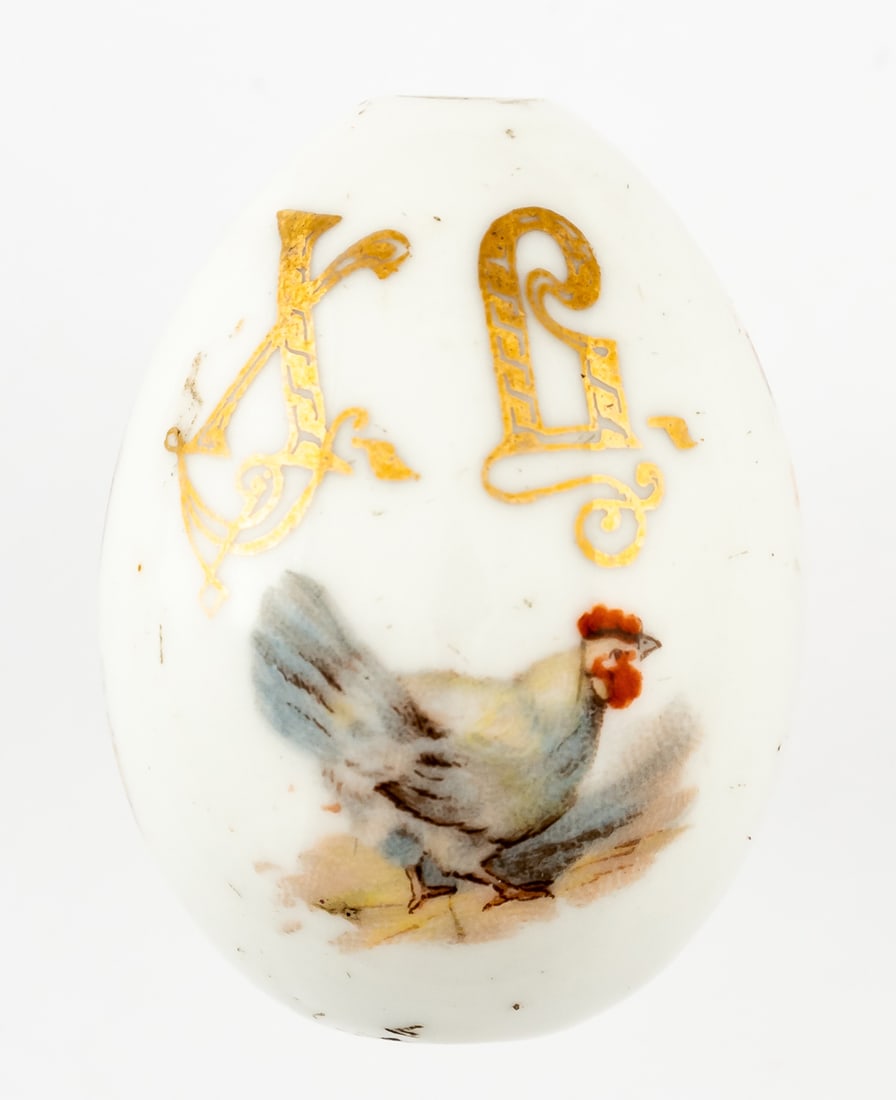 SMALL PORCELAIN EASTER EGG SHOWING COCK AND CHICKENS: SMALL PORCELAIN EASTER EGG SHOWING COCK AND CHICKENS around 1900 H: 4.2 cm