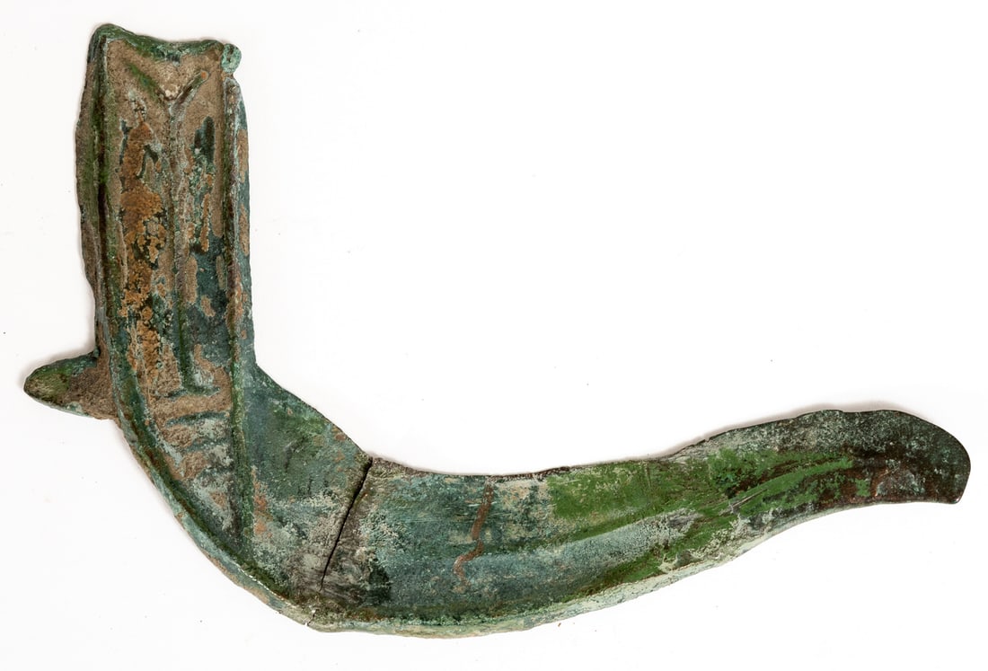 SPÄTBRONZEZEITLICHE KNOPFSICHEL: SPÄTBRONZEZEITLICHE KNOPFSICHEL L. 16,5 cm Provenienz: Sammlung des historischen Waffensammlers und Antiquitätenhändlers Otto Markés, Basel. LATE BRONZE AGE BUTTON SICKLE L: 16,5 cm Provenance: Co
