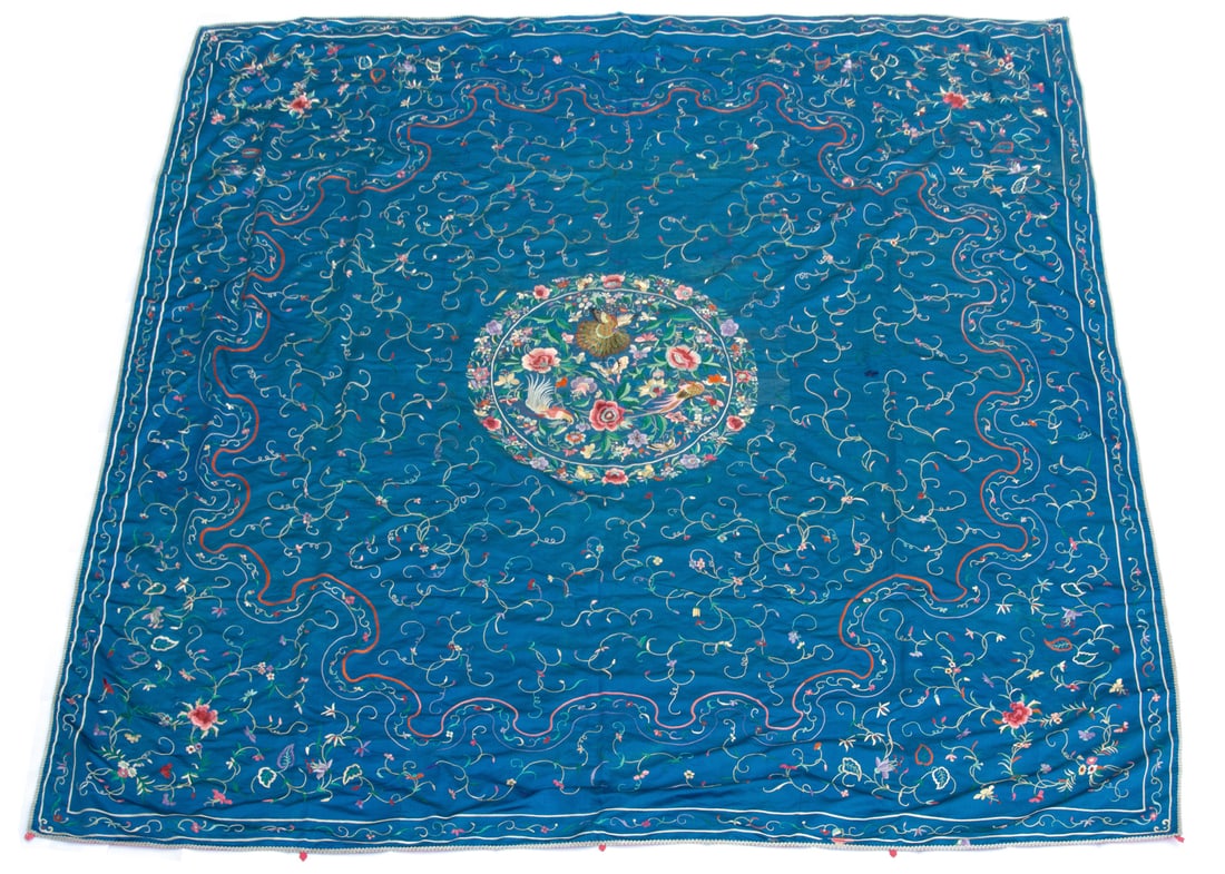 SEHR GROSSE STICKEREI AUF SEIDE (1 of 1)